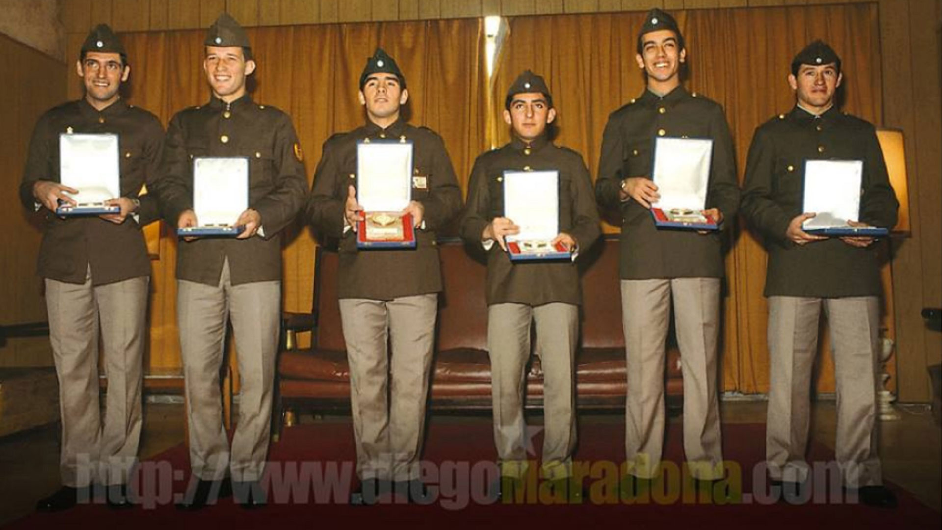 Foto: Juan Simón, Gabriel Calderón, Maradona, Osvaldo Escudero, Sergio García y Juan Barbas (Maradona Oficial)