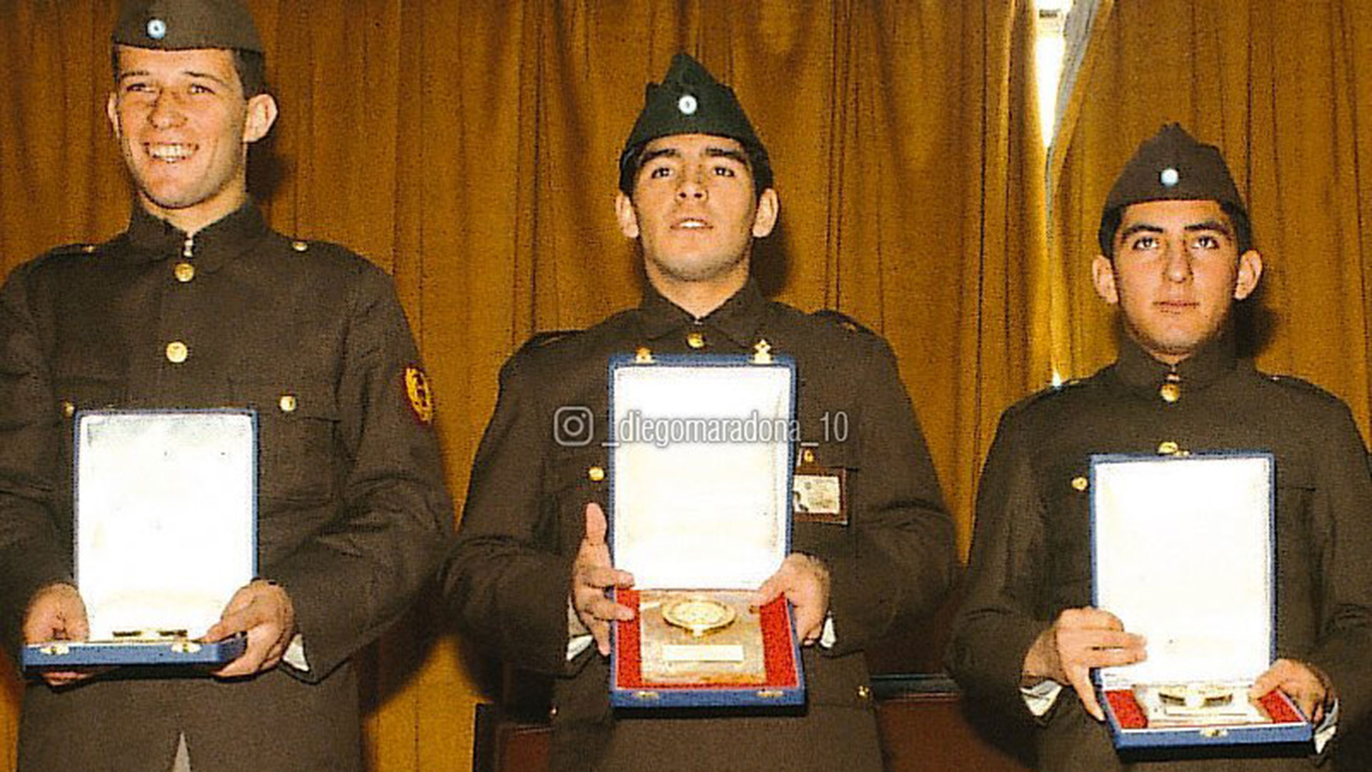 Maradona recibe una plaqueta tras ser campeón del mundo juvenil junto con Escudero y Calderón (Maradona oficial)