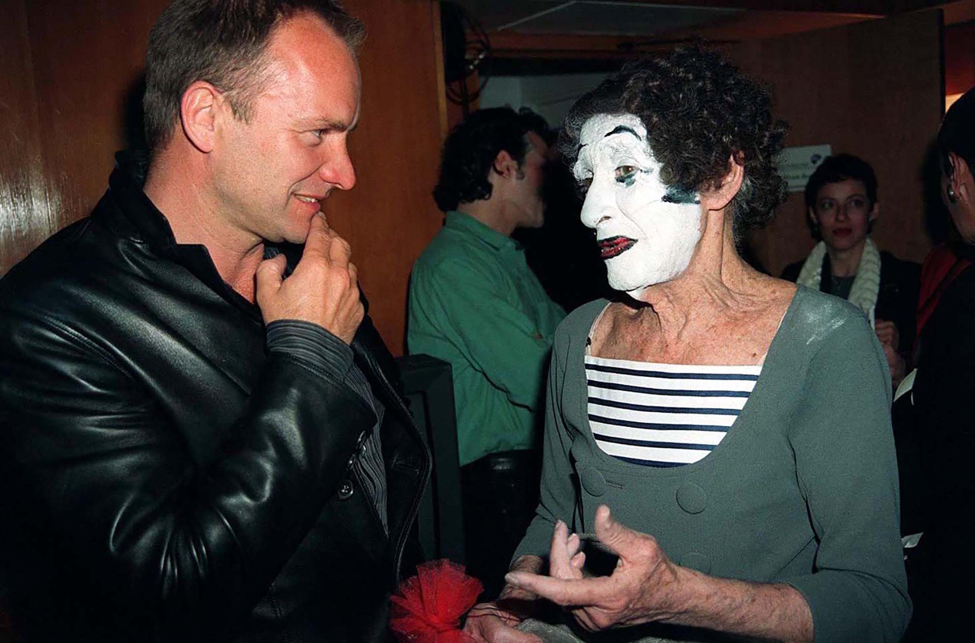 Marcel Marcear junto a Sting, en el Royal Festival del Londres en 1997 (Shutterstock)