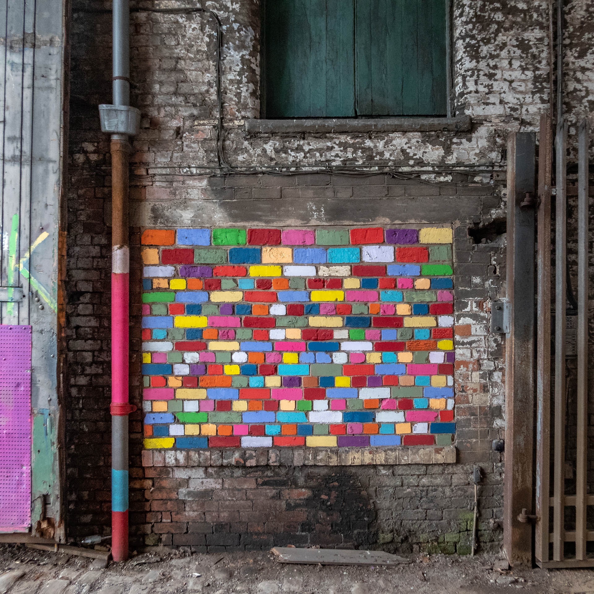 Ancoats, al lado del Northern Quarter en Manchester, es uno de los barrios más hermosos de la ciudad. El distrito fue una vez hogar de las fábricas textiles que establecieron la reputación de Manchester como ‘Cottonopolis’, y un centro de fabricación de maquinaria, vidrio y periódicos