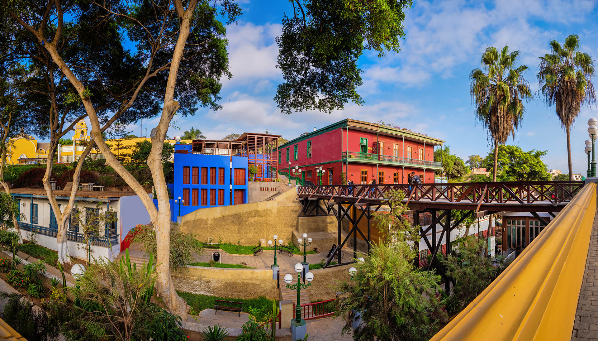 Se trata de uno de los distritos más pequeños pero a la vez más bellos y completos de Lima: Barranco, lo tiene casi todo. En sus numerosos restaurantes se puede degustar la variada gastronomía del Perú. A su vez, hay bares bohemios y discotecas