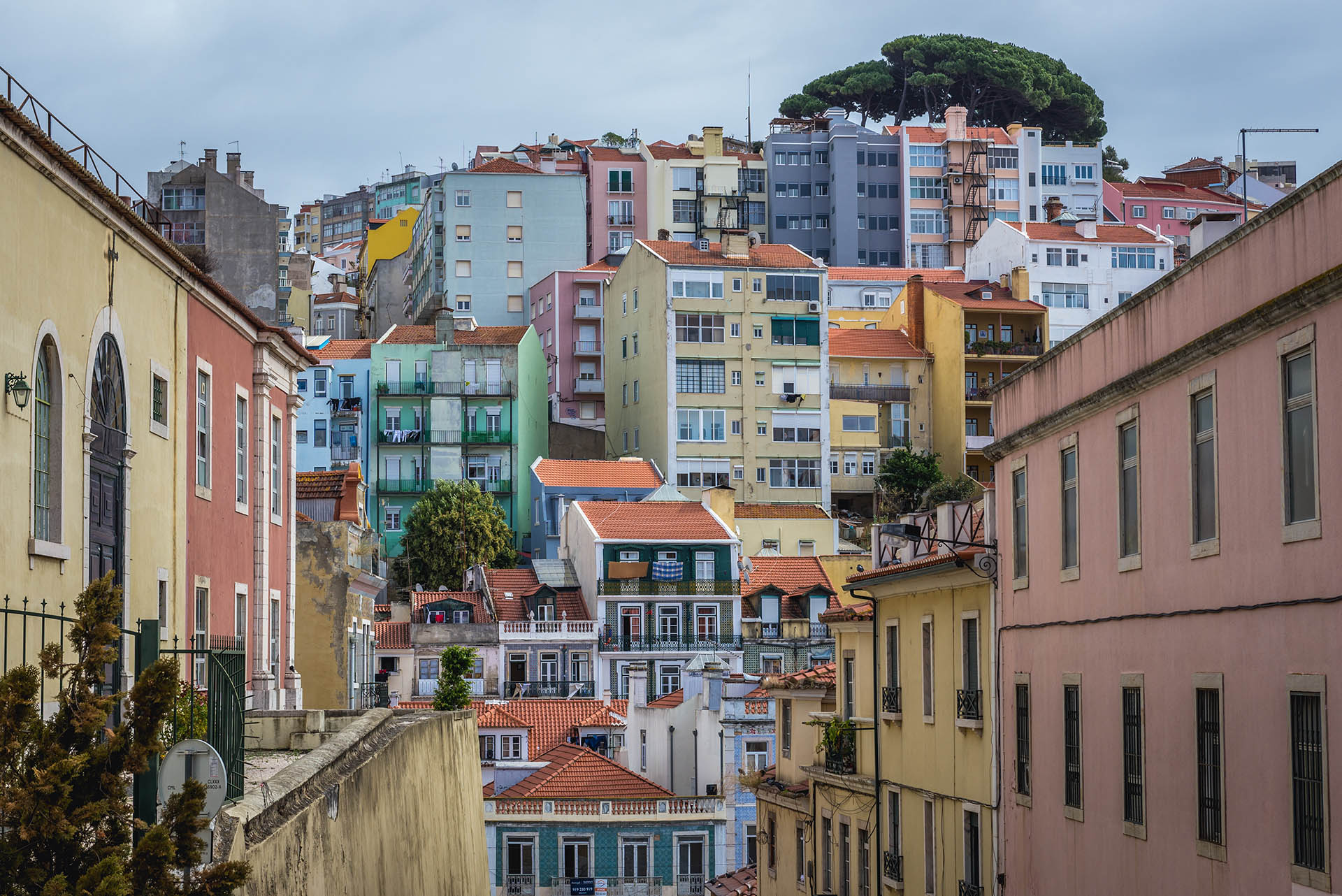 Arroios, en Lisboa, encabeza la lista como el vecindario más cool del mundo en este momento. “Un centro multicultural donde el arte callejero se encuentra con la comida de todo el mundo, la cultura subterránea y los tesoros históricos”, así lo define la revista británica