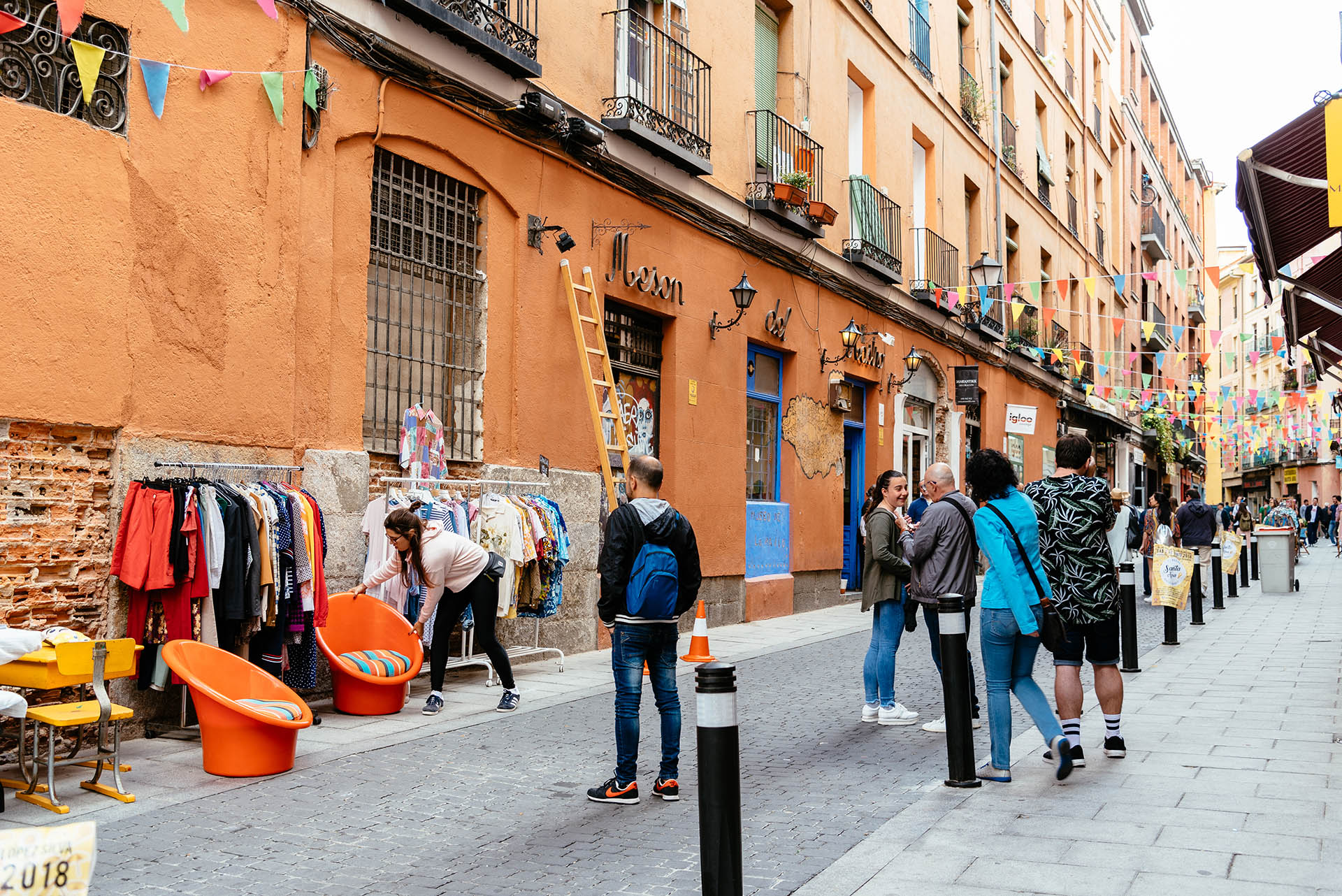 Embajadores es el barrio más diverso y animado de Madrid. Este vibrante distrito alberga floristas, arte callejero, restaurantes indios y bares que sirven tapas españolas tradicionales