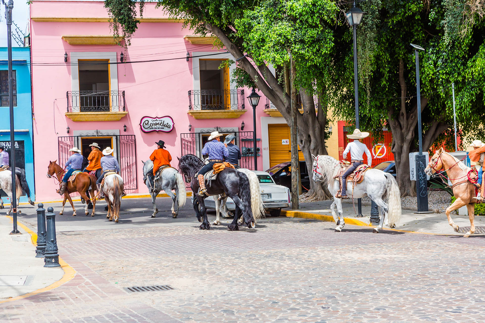 El tranquilo barrio de Jalatlaco alberga la sencilla iglesia de piedra de San Matías Jalatlaco, que data del siglo XVIII. Las calles empedradas de la zona tienen mucho encanto y están repletas de coloridas fachadas y tiendas donde se venden productos orgánicos y chocolates