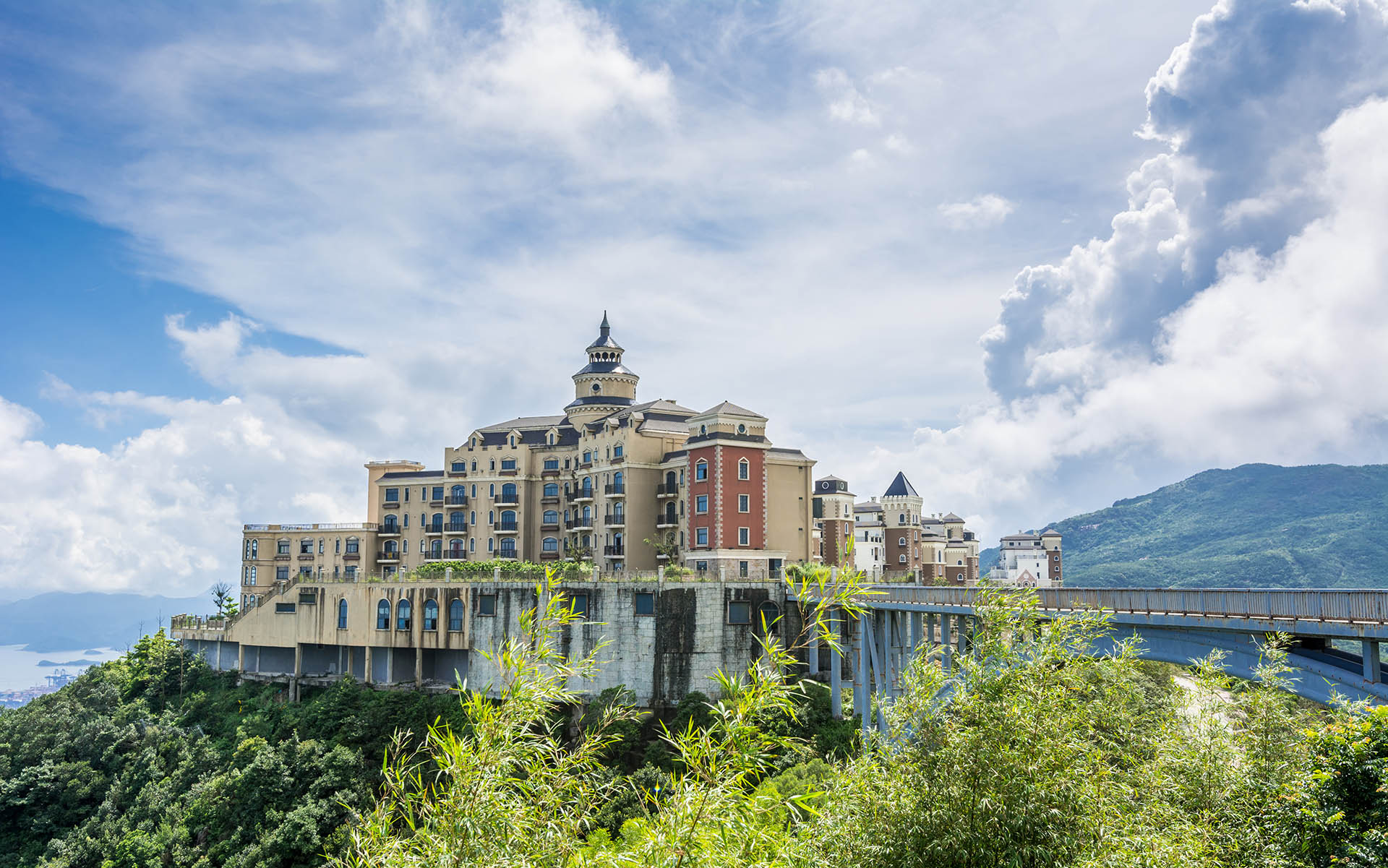 Este parque temático en la ciudad de Shenzhen se extiende unos 9 kilómetros cuadrados desde la costa hasta una montaña. Comprende Ecoventure Valley y Tea Stream Valley como las principales áreas del parque. Ecoventure Valley ofrece a los turistas una experiencia de paisaje natural y cuenta con parques acuáticos con instalaciones innovadoras de educación científica