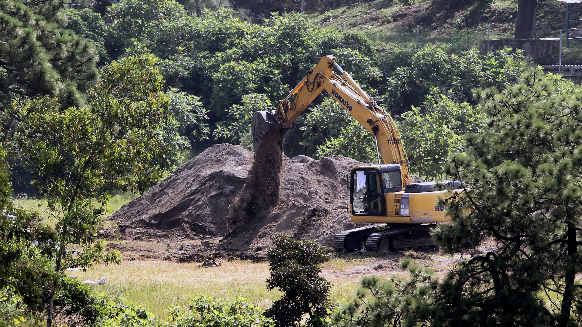 En la fosa de La Primavera fue necesario el uso de una retroexcavadora (Foto: AFP)
