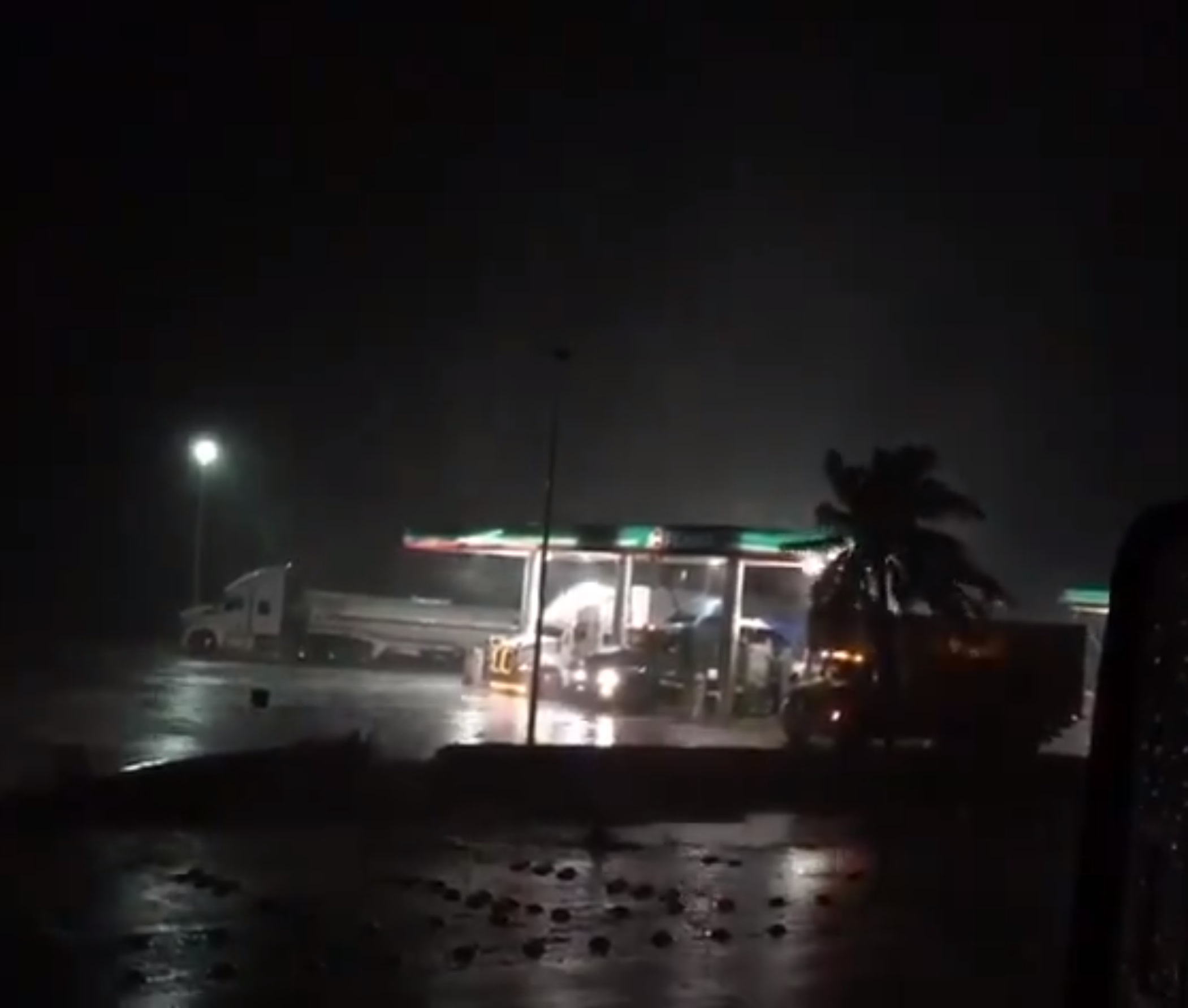 El huracán Lorena afectó a Colima durante la noche (Foto: captura de pantalla)