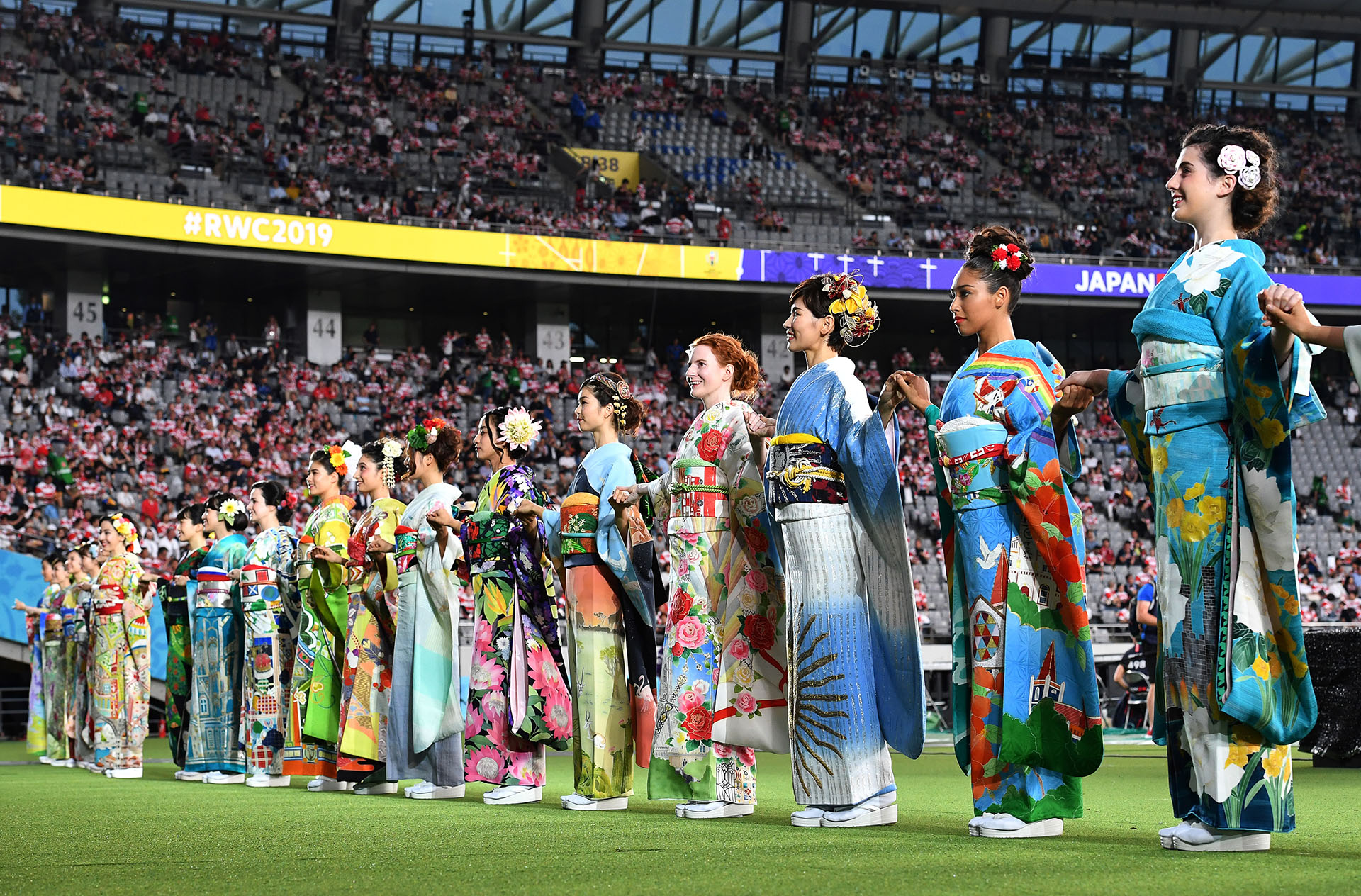 Mujeres con los kimonos tradicionales en la previa a la apertura del Mundial (Photo by Toshifumi KITAMURA / AFP)