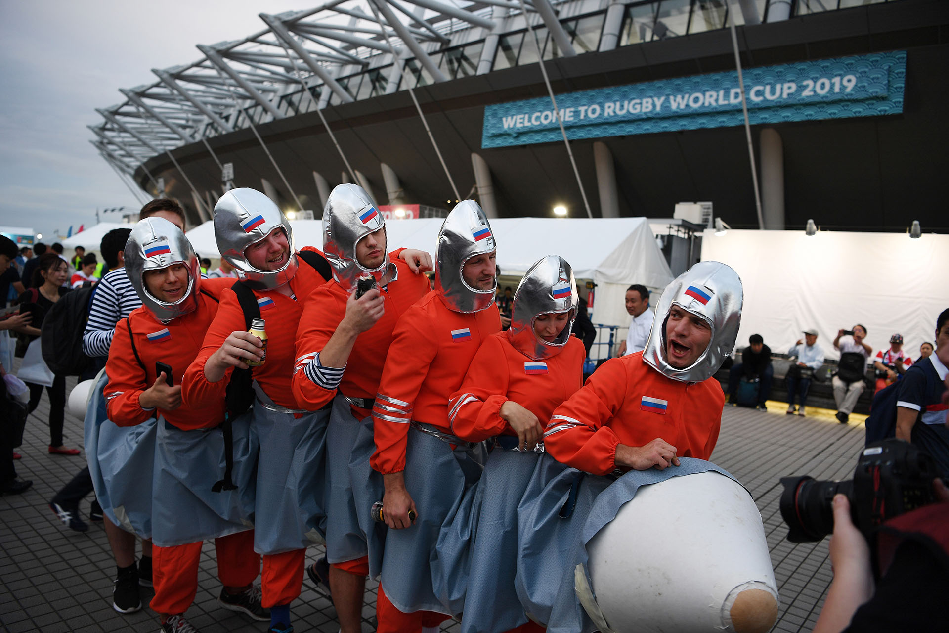 Fanáticos rusos en las afueras del Tokio Stadium (Photo by CHARLY TRIBALLEAU / AFP)