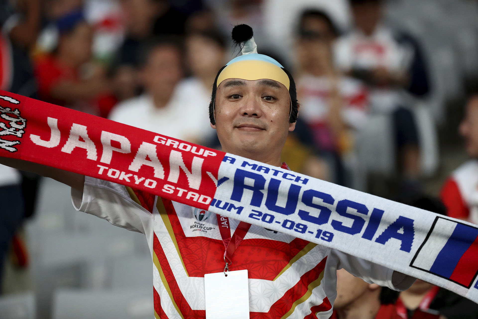 El público llegó al Tokio Stadium para ver la ceremonia de apertura y el partido inaugural entre Japón y Rusia (AP Photo/Eugene Hoshiko)