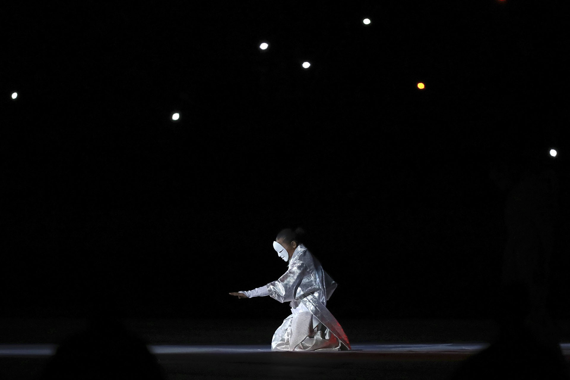 La ceremonia de apertura fue corta, pero dinámica y mostró la cultura de Japón (AP Photo/Eugene Hoshiko)