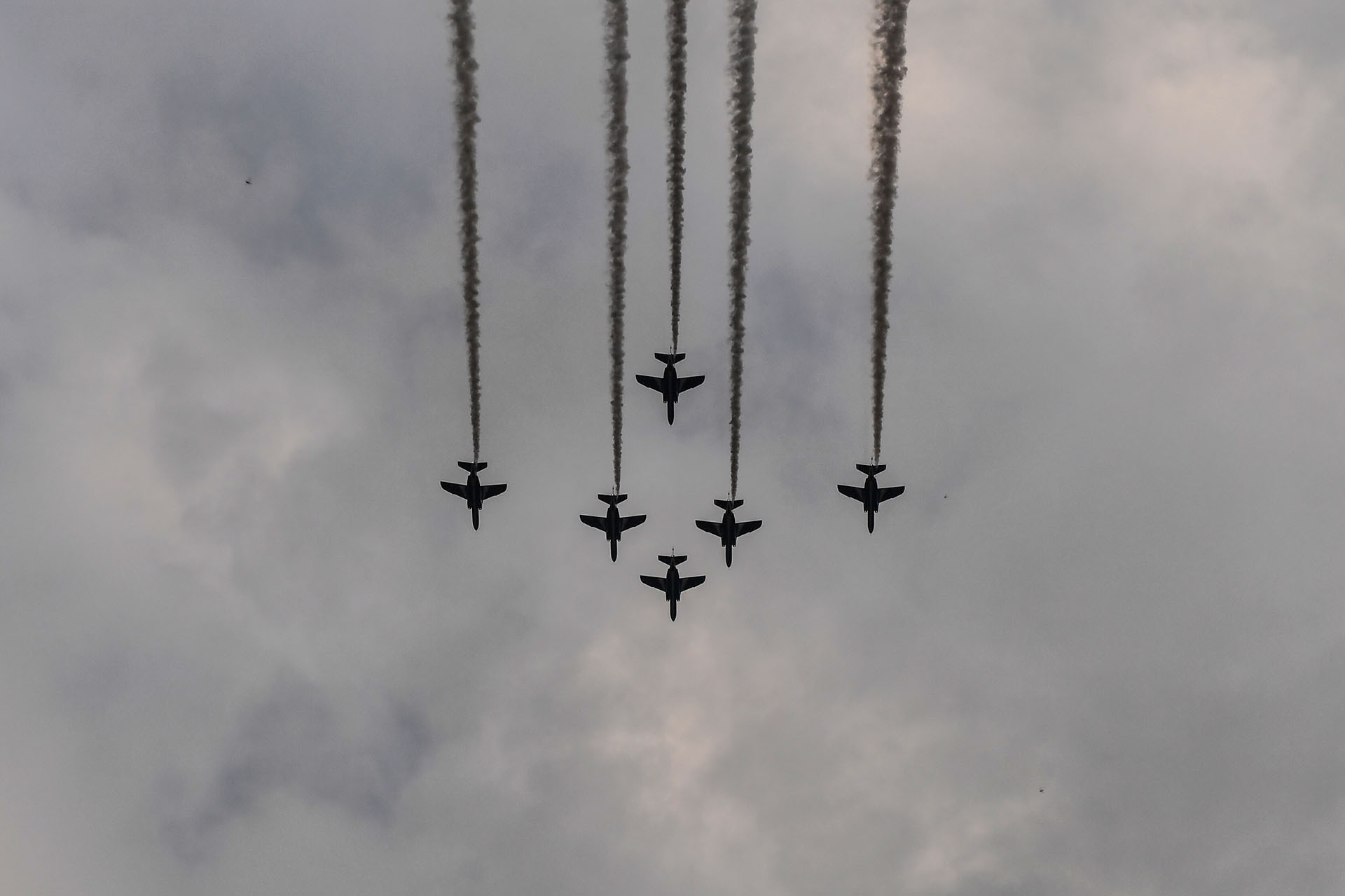 La fuerza aérea de Japón desplegó una demostración de acrobacia en la ceremonia de apertura (Photo by Toshifumi KITAMURA / AFP)