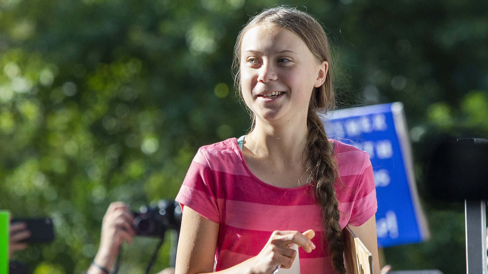 La activista climática sueca Greta Thunberg llega al podio para hablar mientras participa en la Huelga Climática (Foto AP/Eduardo Muñoz Alvarez)