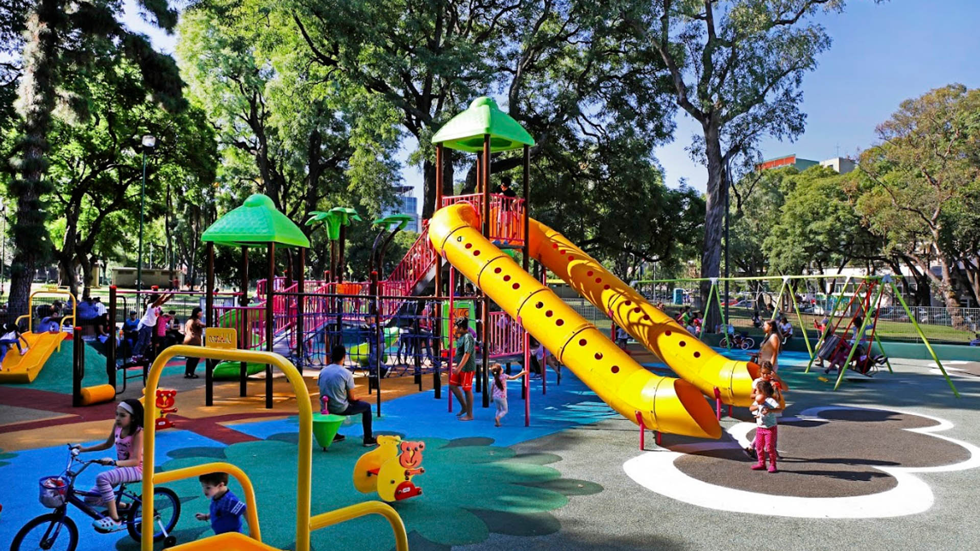 Parque Patricios cuenta con un renovado patio de juegos con mangrullo y distintas estructuras como túneles que estimulan la imaginación y completan el espacio de recreación de los chicos. Posee un canil equipado con bebederos, bancos y juegos para mascotas.