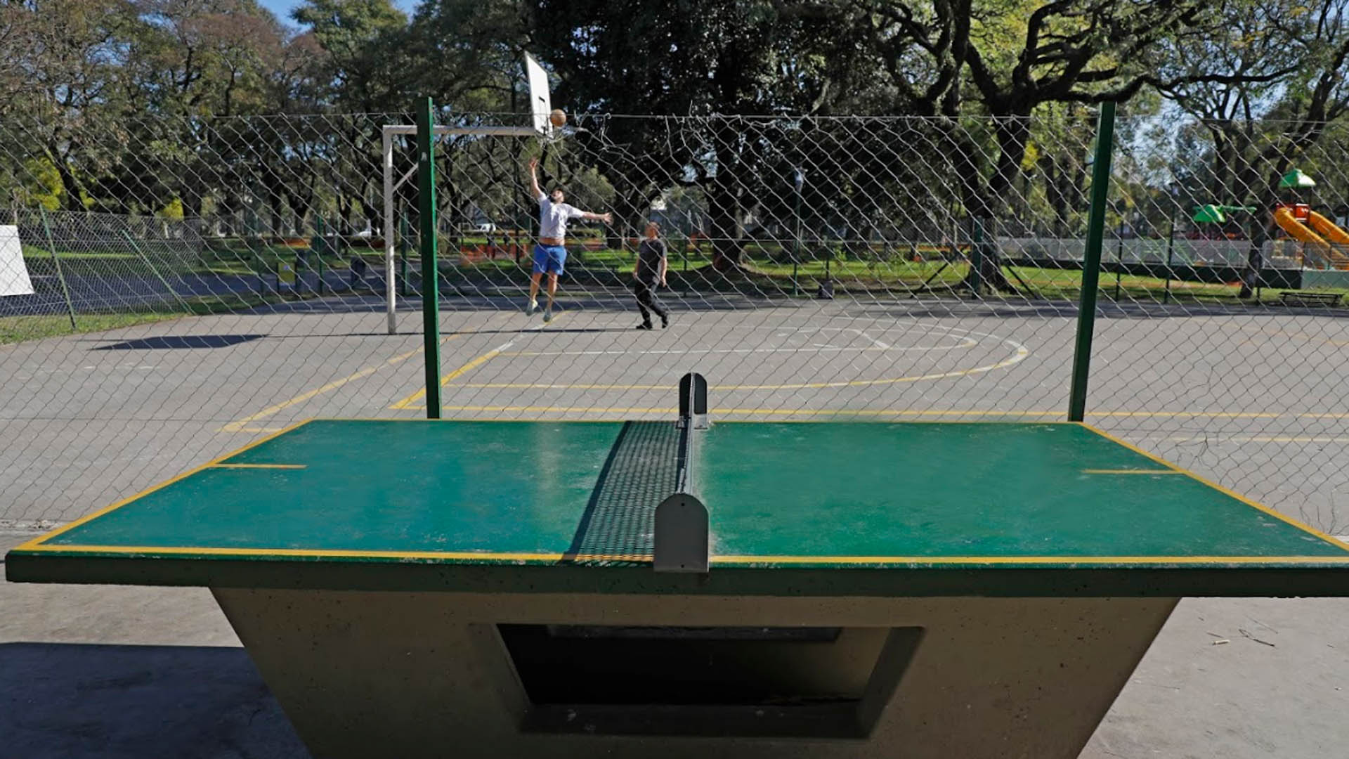Parque Patricios es uno de los espacios verdes de mayor extensión en la zona sur de la ciudad. Fue diseñado por el reconocido paisajista francés Charles Thays e inaugurado en 1902. Sus instalaciones permiten disfrutar tanto de la naturaleza como de actividades deportivas con canchas de fútbol, básquet, mesa de ping pong y postas aeróbicas.
