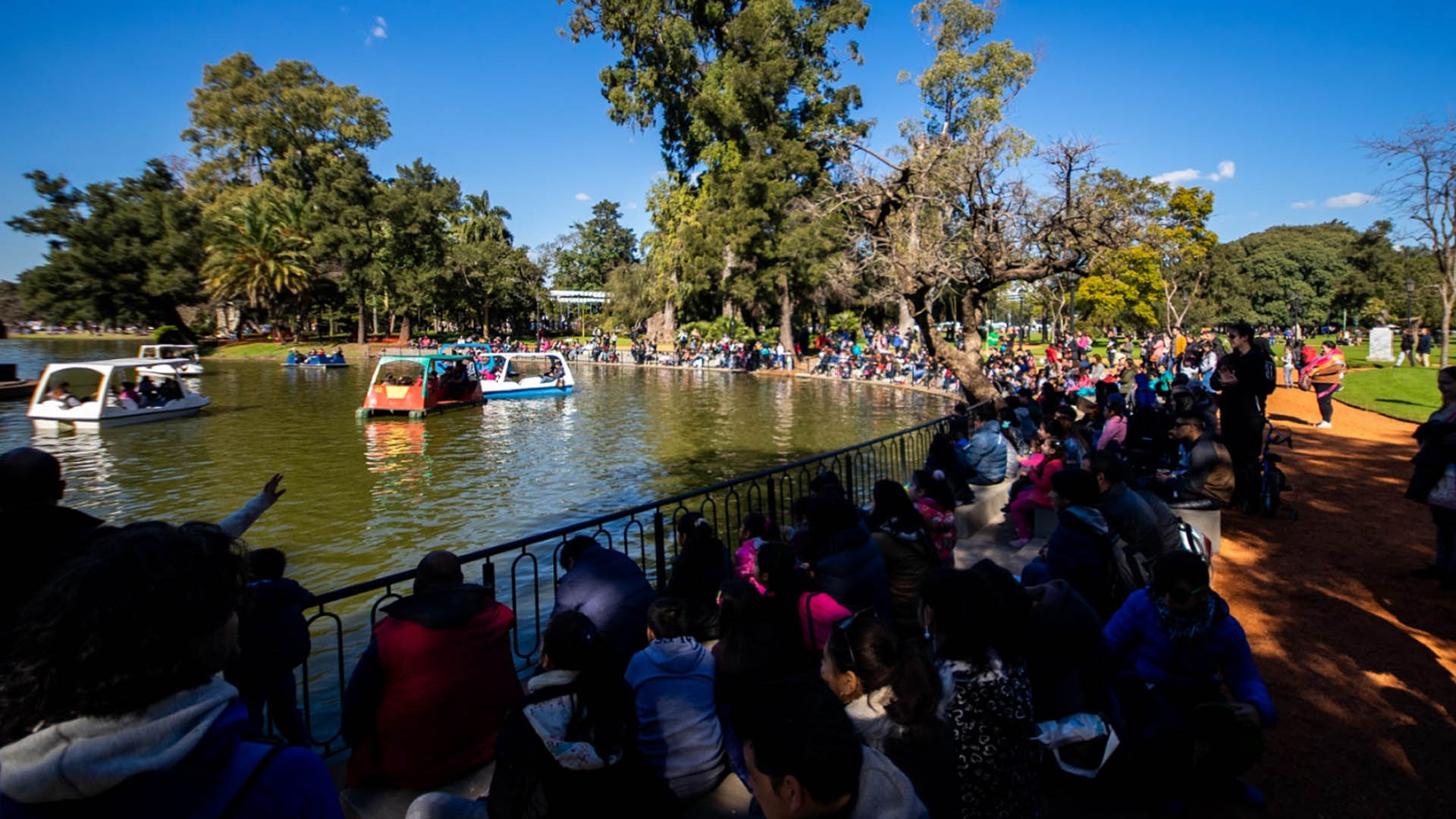 Dentro del Parque 3 de febrero, además, se encuentra el famoso Rosedal que cuenta con 4 hectáreas de superficie de acceso libre y gratuito y aloja casi 8.000 rosales de 93 especies distintas.