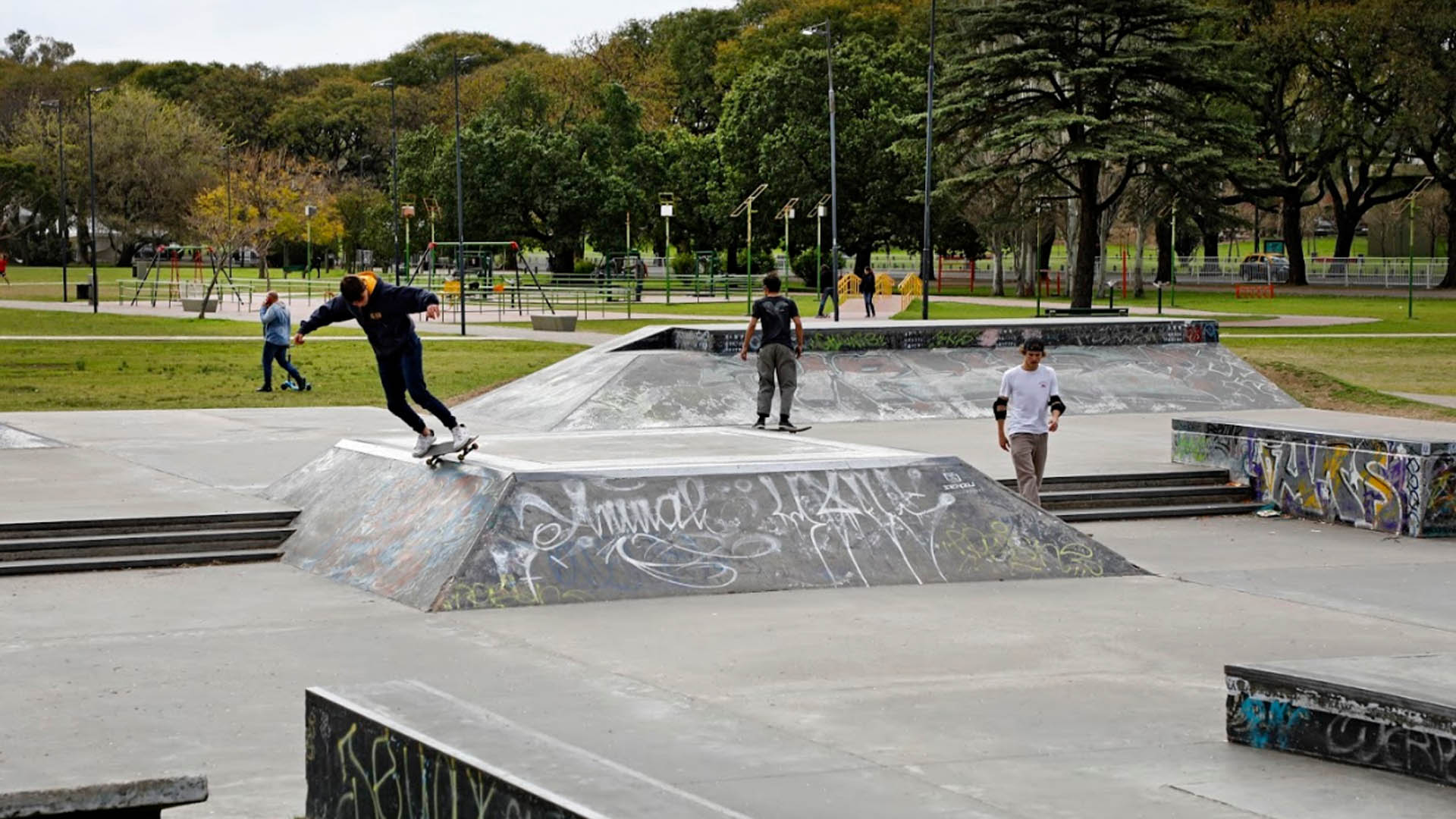El Paseo de las Américas está ubicado en Ramsay 2200, en el barrio de Belgrano. Este año estrenó un patio de juegos y para quienes desafían la gravedad cuenta con un skatepark. En el último tiempo, muchas disciplinas se trasladaron a los espacios verdes, como el yoga, el baile y otros deportes aún más exóticos como el hockey sobre patines y las destrezas en rollers. El Paseo de las Américas se convirtió el punto de encuentro para los skaters.