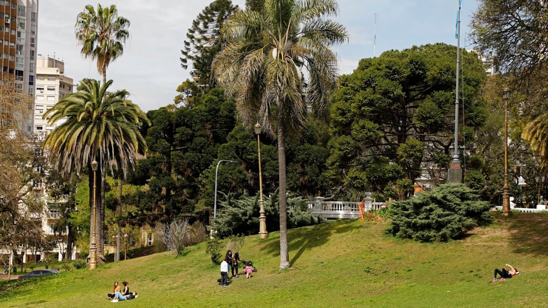 Plaza Barrancas de Belgrano es un clásico de la Comuna 13 por su extensión siempre verde y su gran cantidad de flores, árboles y palmeras. Posee un patio de juegos renovado, con superficie anti golpes y trepadores, sube y bajas, hamacas para bebés, mangrullo y calesita. Este espacio ofrece actividades durante todo el día, para todos los gustos y edades, ideales para celebrar el día de la primavera. En el último tiempo se refaccionó el sector en donde está emplazada la glorieta, hoy convertida en un escenario a cielo abierto. Se ubica entre las calles 11 de Septiembre, Sucre, Virrey Vértiz y Echeverría. A partir de 19 horas se dictan clases de tango y luego continúa con Milonga que reúnen unas 300 personas.