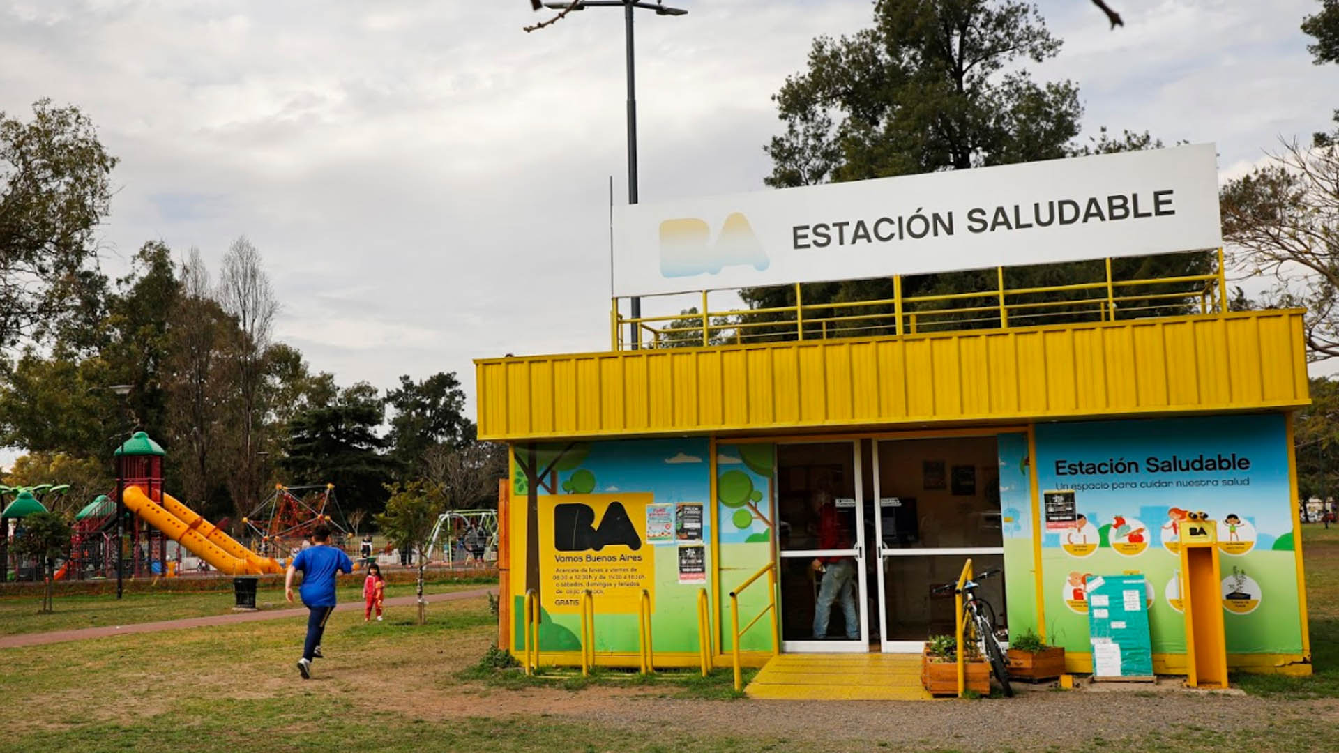 Parque Saavedra. Está ubicado entre las calles García del Río, Roque Pérez, Vilela y es la mejor opción para los vecinos de la Comuna 12. Lejos de áreas comerciales y turísticas como Palermo o San Telmo, este parque es un espacio verde tradicional en un barrio residencial de casas bajas. Aloja una calesita para niños, una cancha de bochas, un área de juegos y una bicisenda con varios trazados que invitan a recorrerlo.