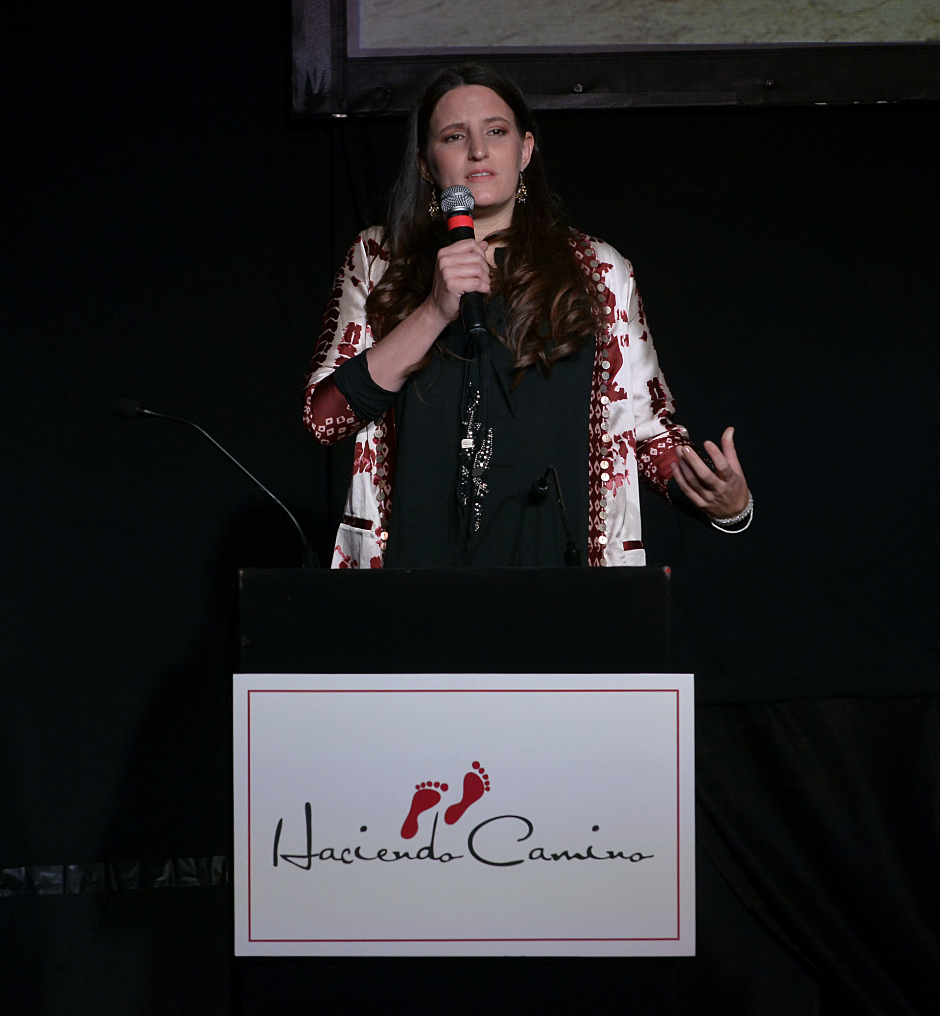 “Haciendo Camino” es una asociación civil que desde 2006 trabaja para mejorar la calidad de vida de familias en situación de vulnerabilidad social en el Norte argentino. Sus programas están dirigidos fundamentalmente a promover el crecimiento y desarrollo integral de niños de 0 a 5 años, y a acompañar y capacitar a madres desde el embarazo. Cuentan con doce centros de Prevención de Desnutrición Infantil y Acompañamiento Familiar ubicados en las provincias de Santiago del Estero y Chaco. En la foto, Catalina Hornos durante su discurso