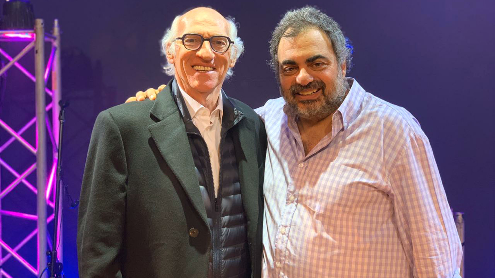 Carlos Bianchi concurrió al Teatro Apolo a disfrutar del exitoso Show que brinda Roberto Moldavsky, “El Candidato”. Al finalizar el espectáculo, el ex futbolista se reunió con el humorista y lo felicitó por su divertido stand-up