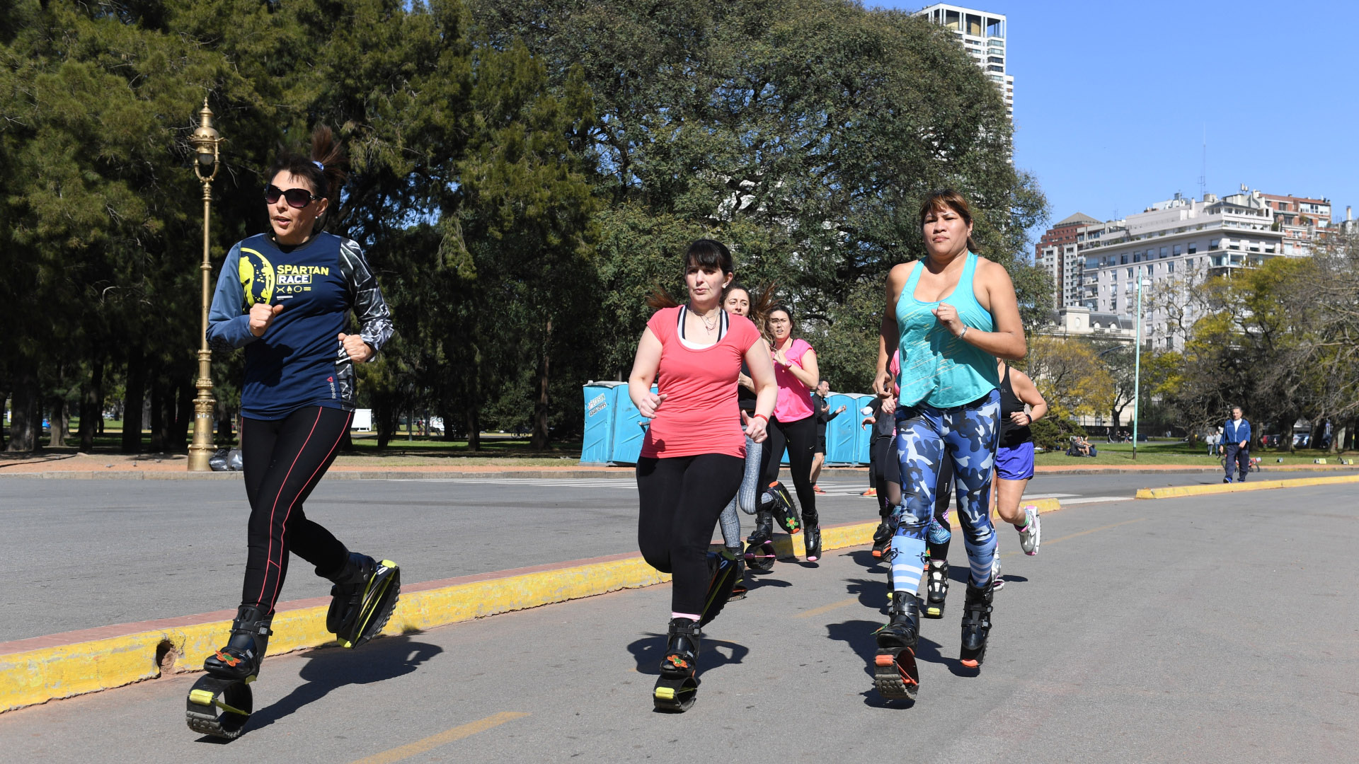 En el Rosedal de Palermo, desde temprano, grupos de mujeres practican el kangoo jump como actividad física para ejercitarse