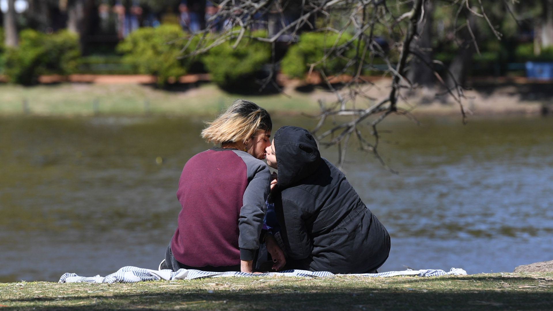 Una pareja a orillas del Rosedal de Palermo festejando el Día de la Primavera