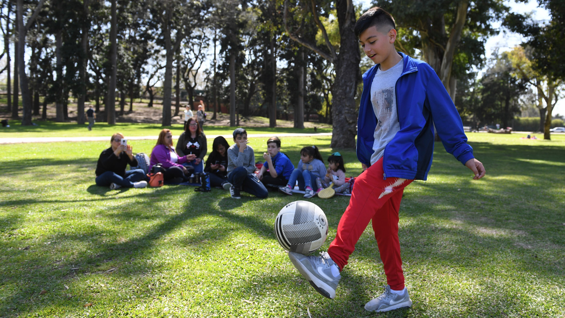 Un partido de fútbol y penales con amigos tampoco pueden faltar en el parque
