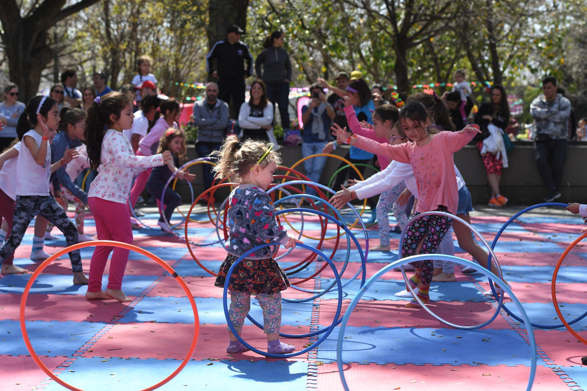 Para los más chiquitos, actividades en la plaza blanda con aros