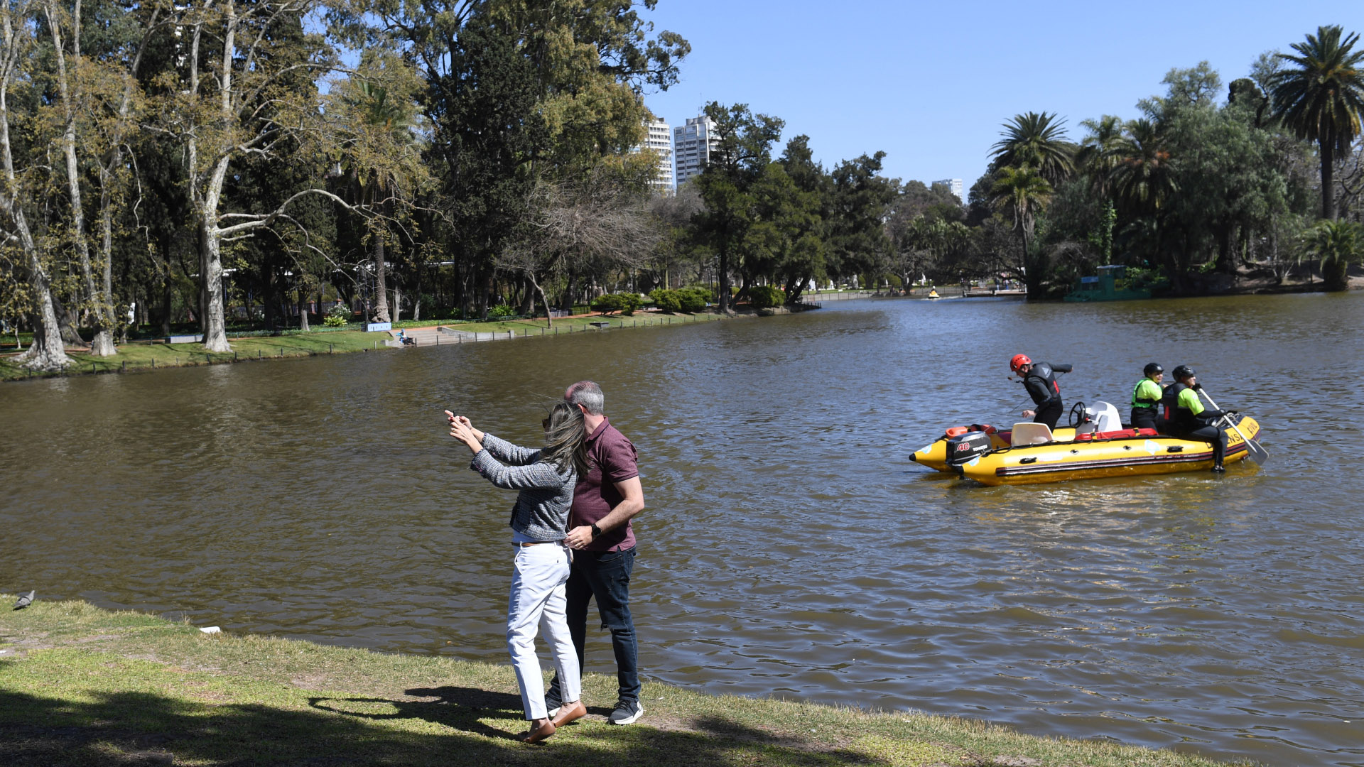 Una pareja sacándose una selfie a orillas del lago del Rosedal de Palermo en el Día de la Primavera