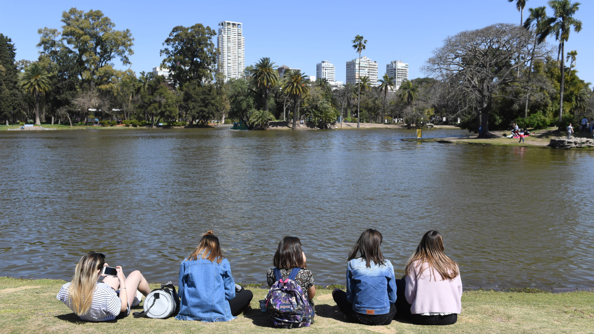 El Rosedal de Palermo, en sus 3,4 hectáreas posee 18.000 rosales. Fue declarado Patrimonio Cultural de la Ciudad de Buenos Aires por la legislatura porteña el 14 de abril de 2011