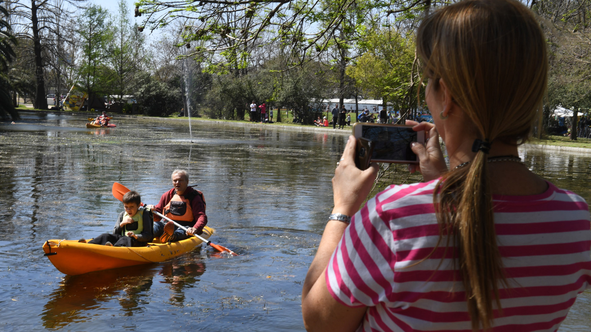 Kayak por el lago de La Isla del Club Ciudad de Buenos Aires en el barrio de Nuñez