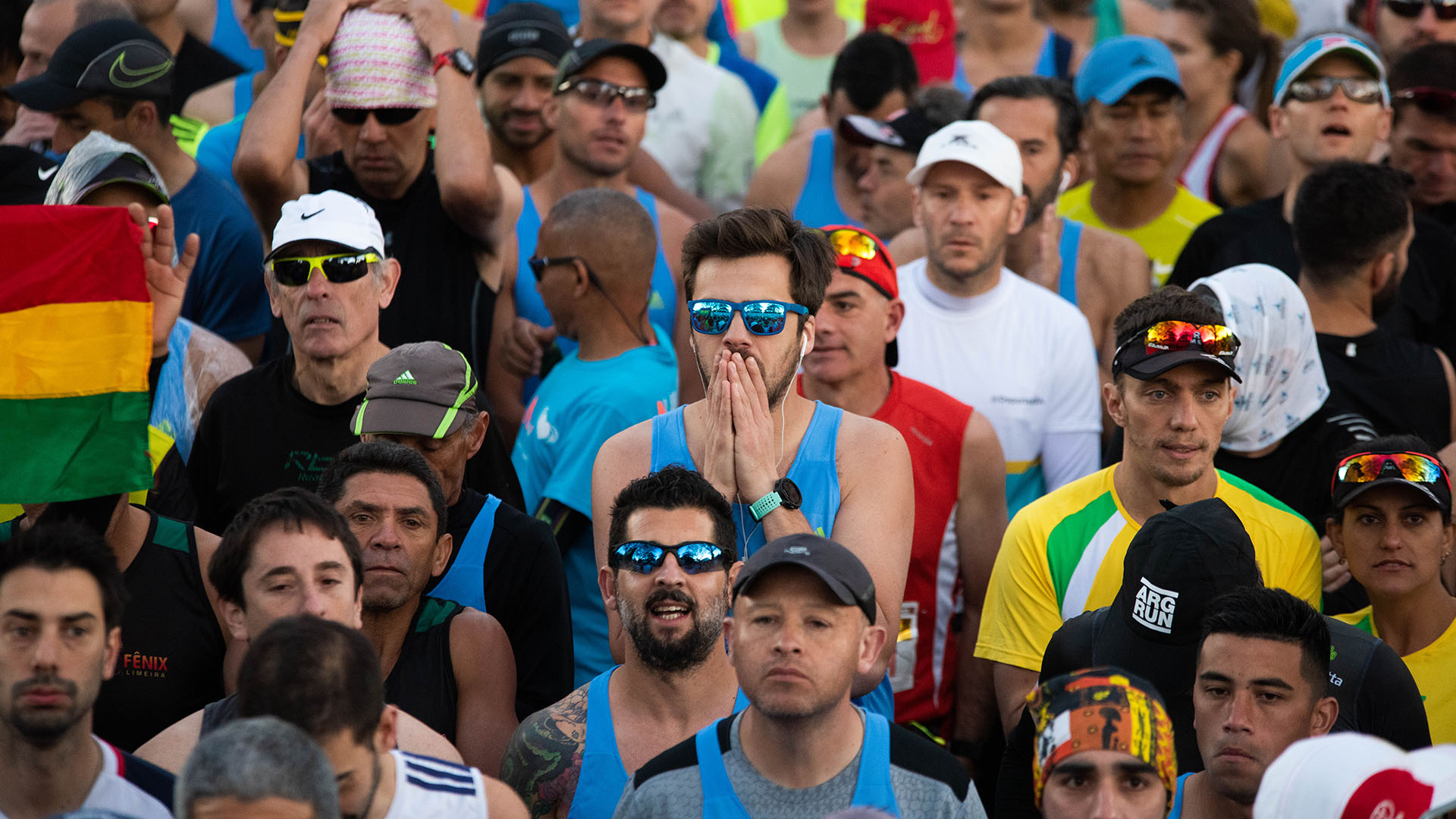 Concentración y últimos ajustes antes de comenzar la maratón