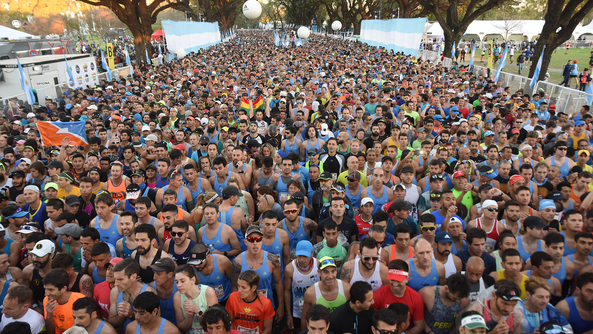 La multitud congregada en la salida, poco antes de las 7 de la mañana