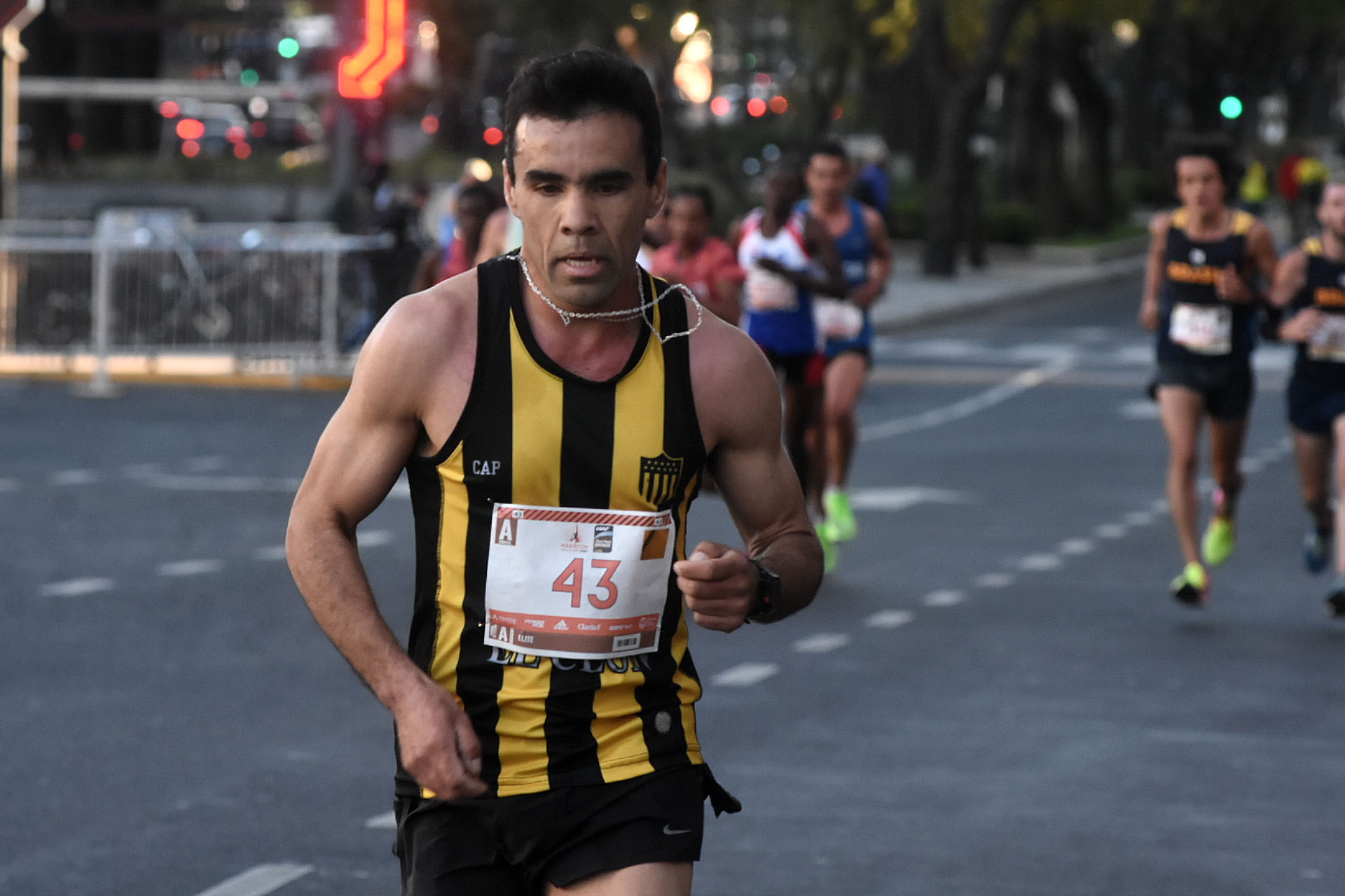 El vecino uruguayo que decidió participar de la maratón con la camiseta de Peñarol