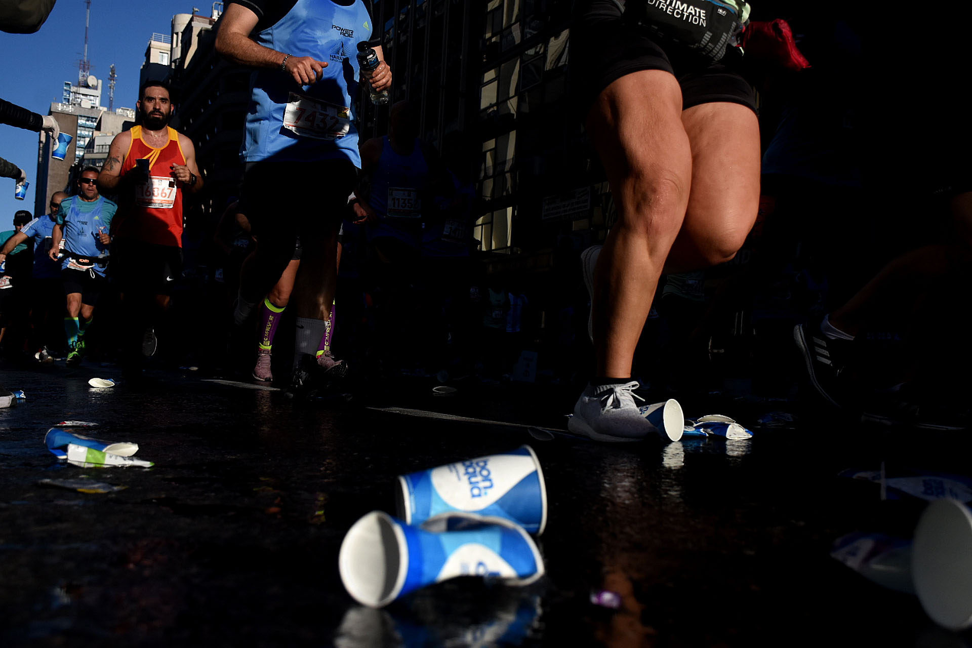 A lo largo de diferentes puntos estratégicos, la organización repartió vasos de agua a los participantes