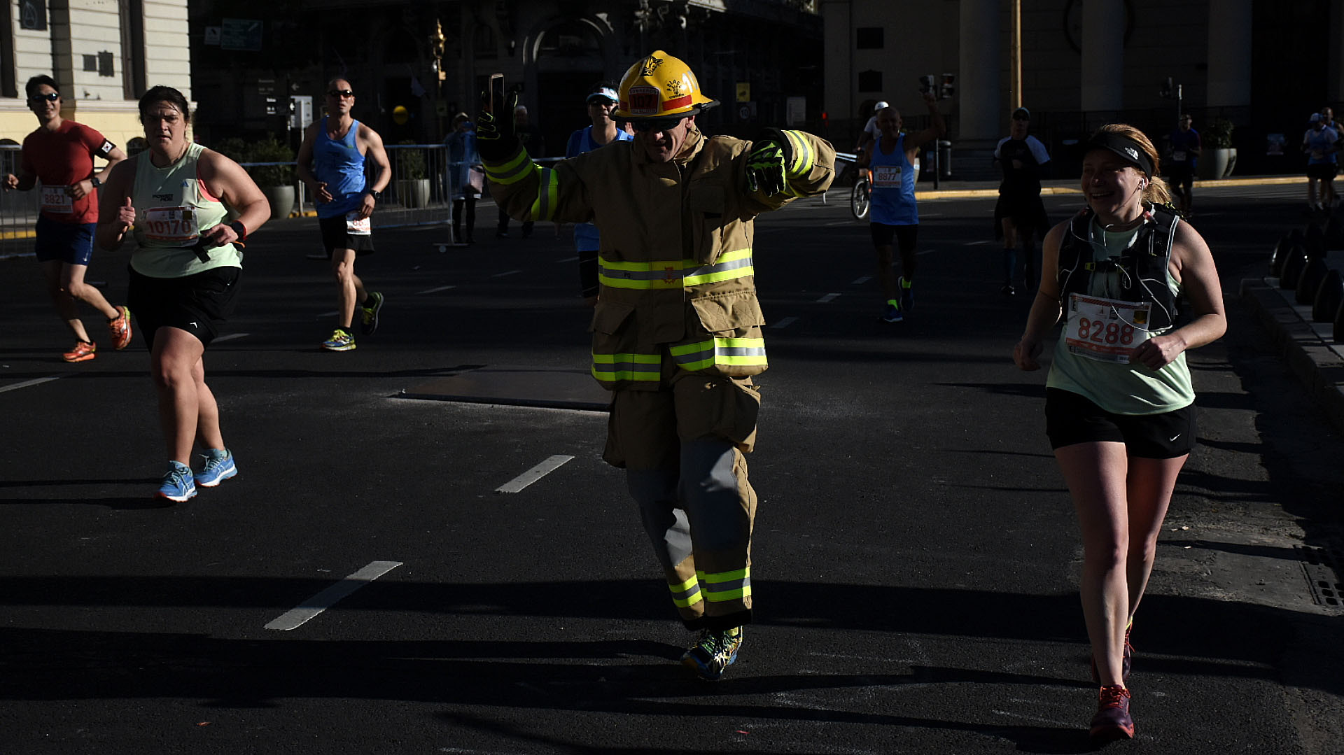 La maratón también dejó lugar para que algún voluntario se sume durante unos metros y aporte algo de humor