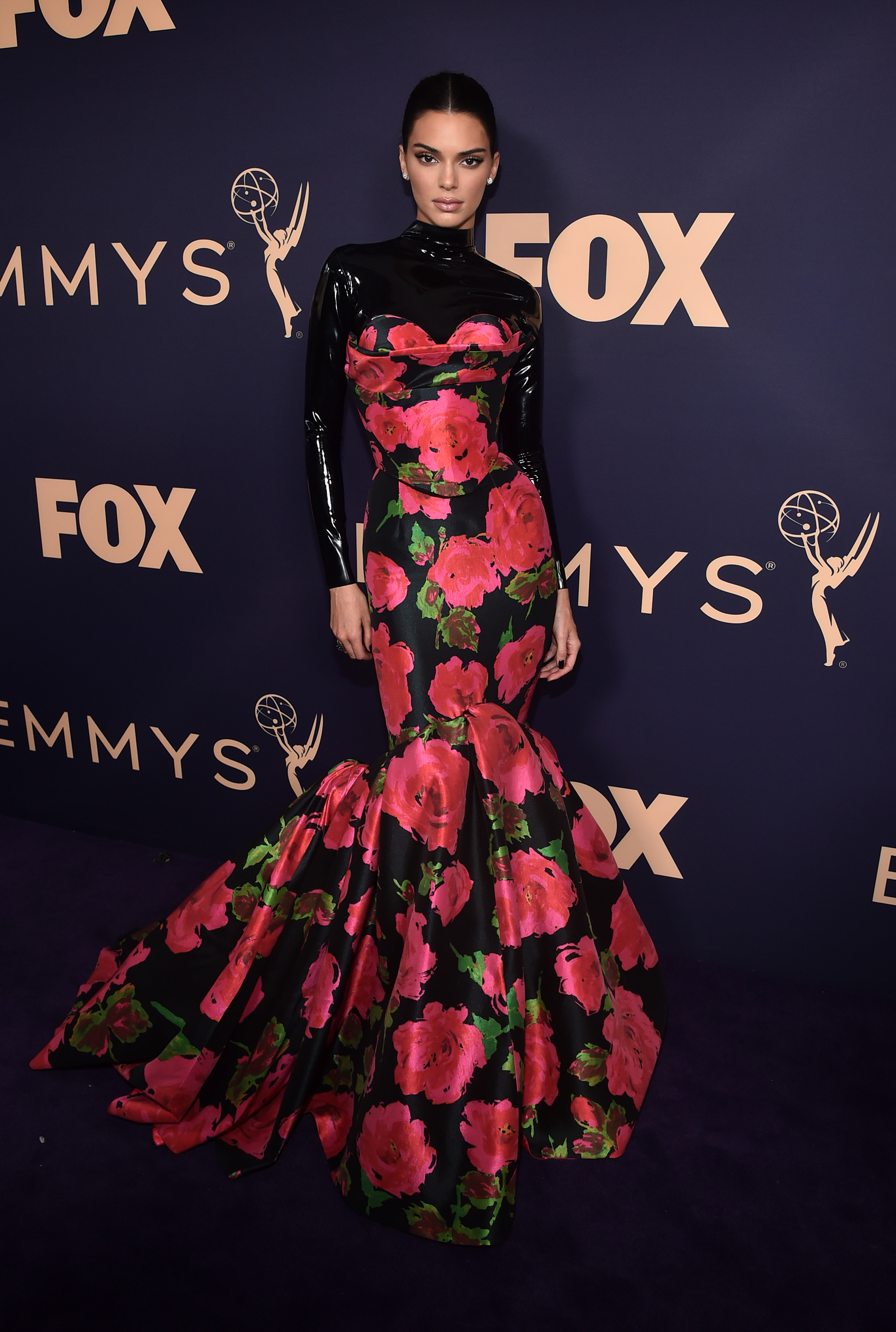 La top model Kendall Jenner posó en la alfombra violeta y lució un vestido sirena con estampa floral en tafetán combinado con cuello polera en charol de Richard Quinn