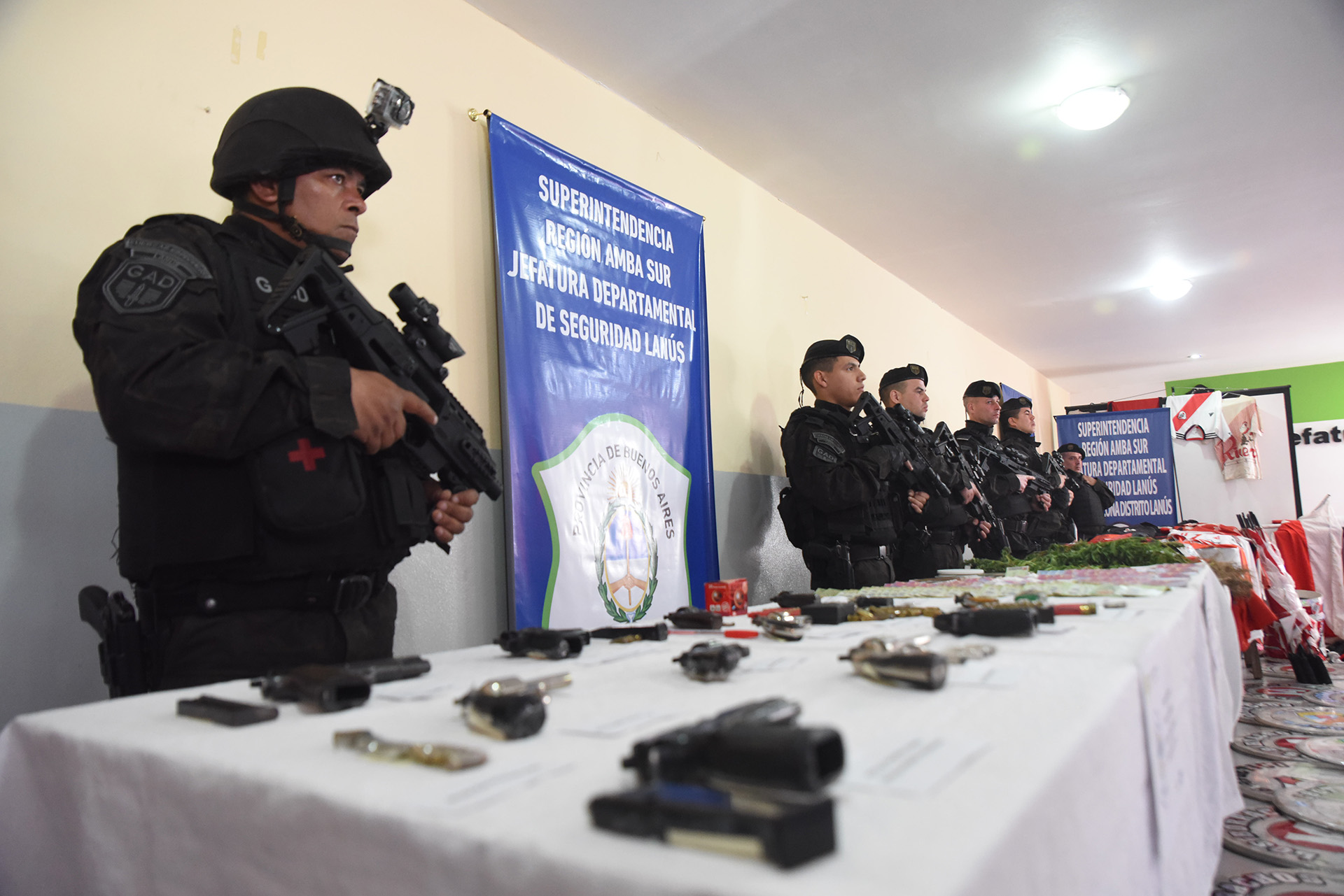 El operativo realizado el domingo en domicilios del conurbano de Lomas de Zamora, Lanús y Avellaneda culminó con diez personas detenidas y la incautación de 13 armas de guerra y uso civil (una de las cuales pertenecía a la Policía Federal Argentina y sobre la cual se intentará determinar las circunstancias en las que fue sustraída de la fuerza). También se secuestró droga, dinero y material de la barra
