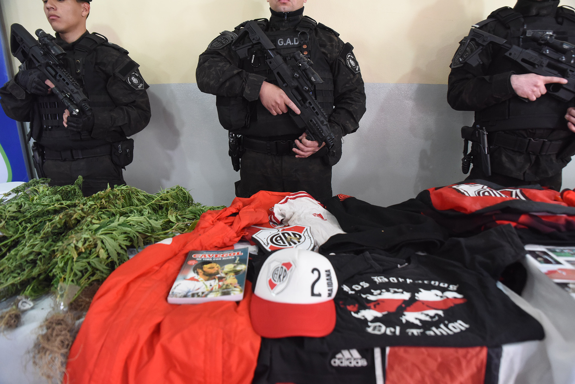 “Estas personas integrantes del denominado Sector de Budge estaban acopiando armas para hacer una emboscada a la Banda del Oeste”, dijo el encargado del organismo responsable de la seguridad en los espectáculos deportivos de la Provincia de Buenos Aires
