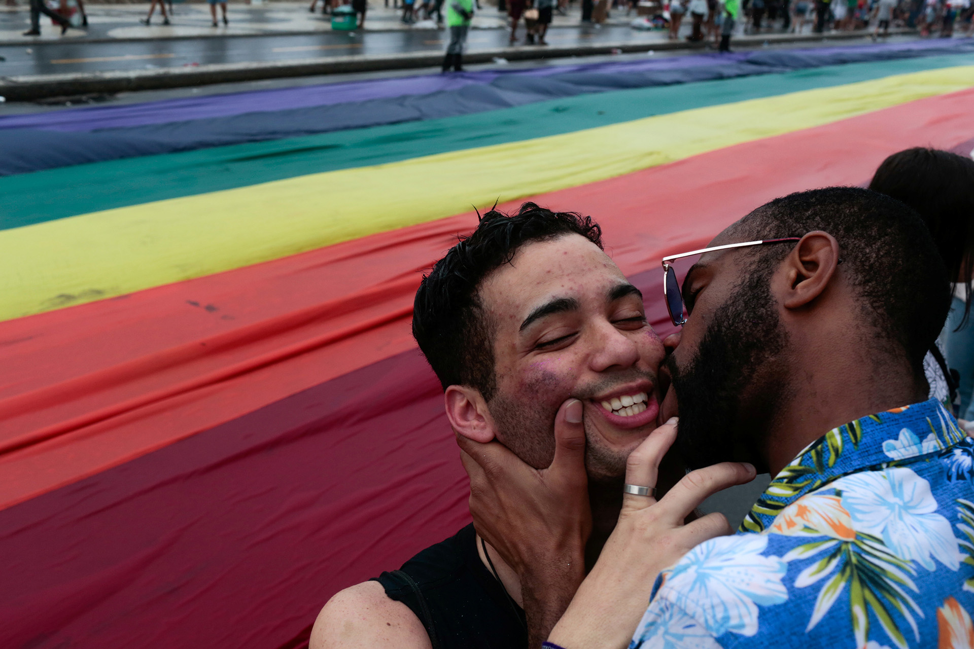 El beso entre parejas homosexuales fue una gran parte del desfile en contra de la propuesta de censura del alcalde de la ciudad. REUTERS / Ian Cheibub