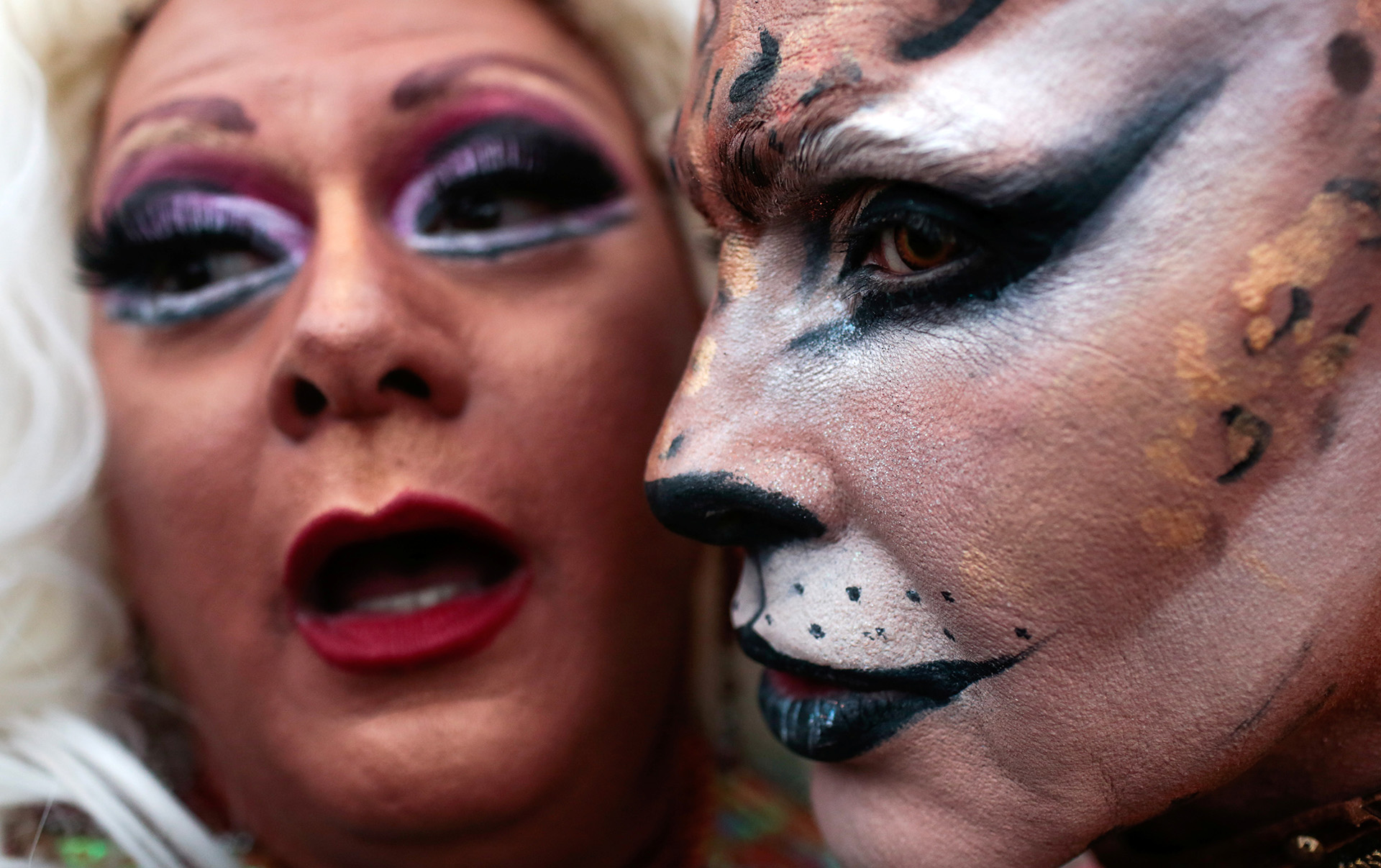 Algunos se pintaron y vistieron atuendos coloridos para celebrar. REUTERS/Ian Cheibub