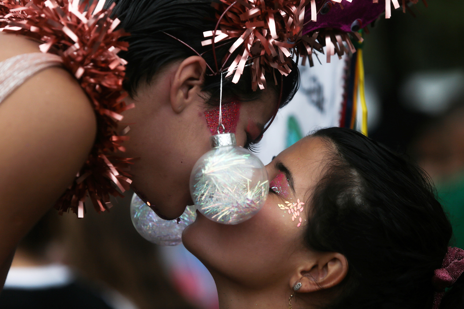 Chicas besándose durante la marcha. REUTERS/Ian Cheibub