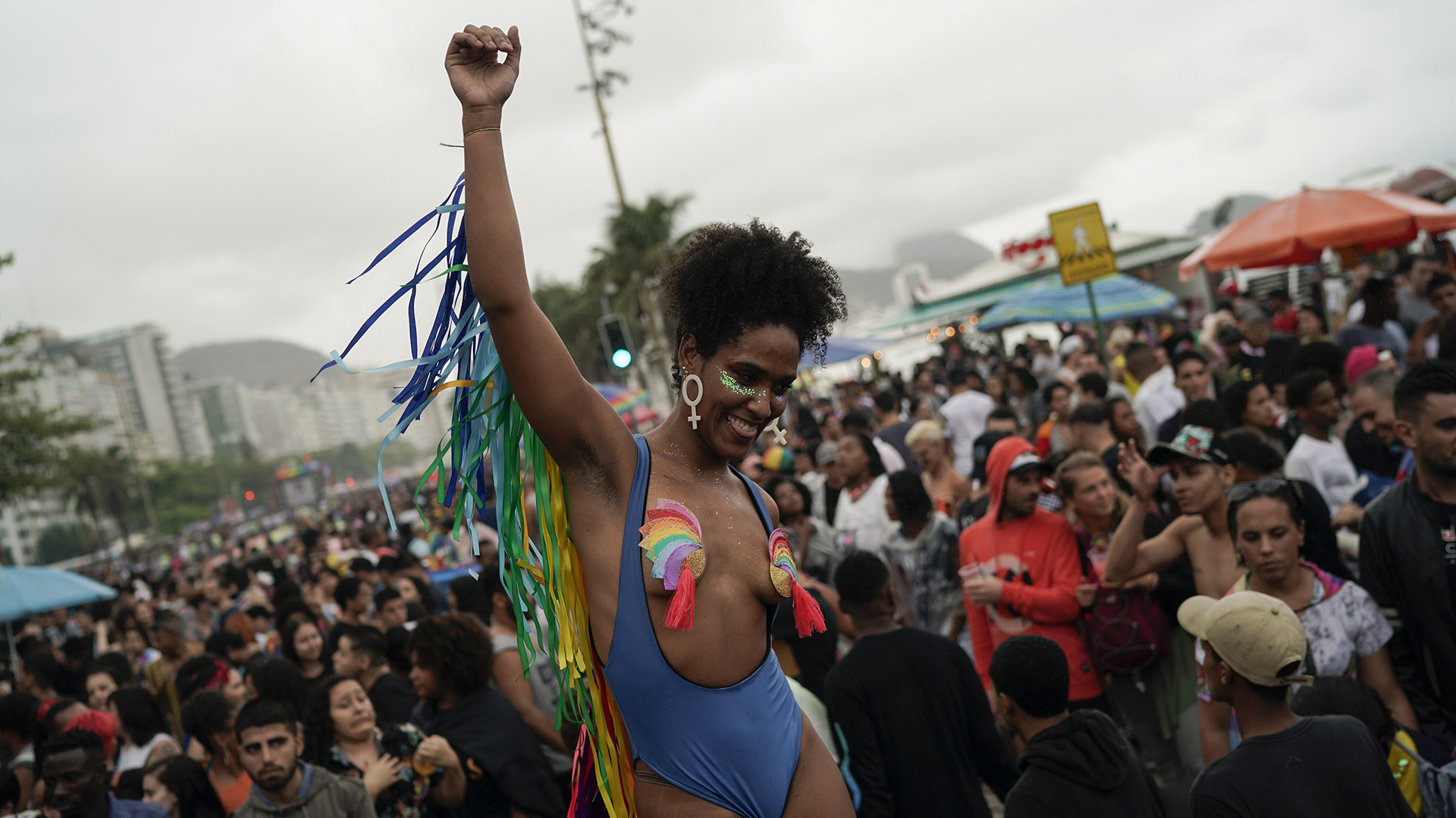 Una mujer baila durante el desfile anual del orgullo gay a lo largo de la playa de Copacaban. (Foto AP / Leo Correa)