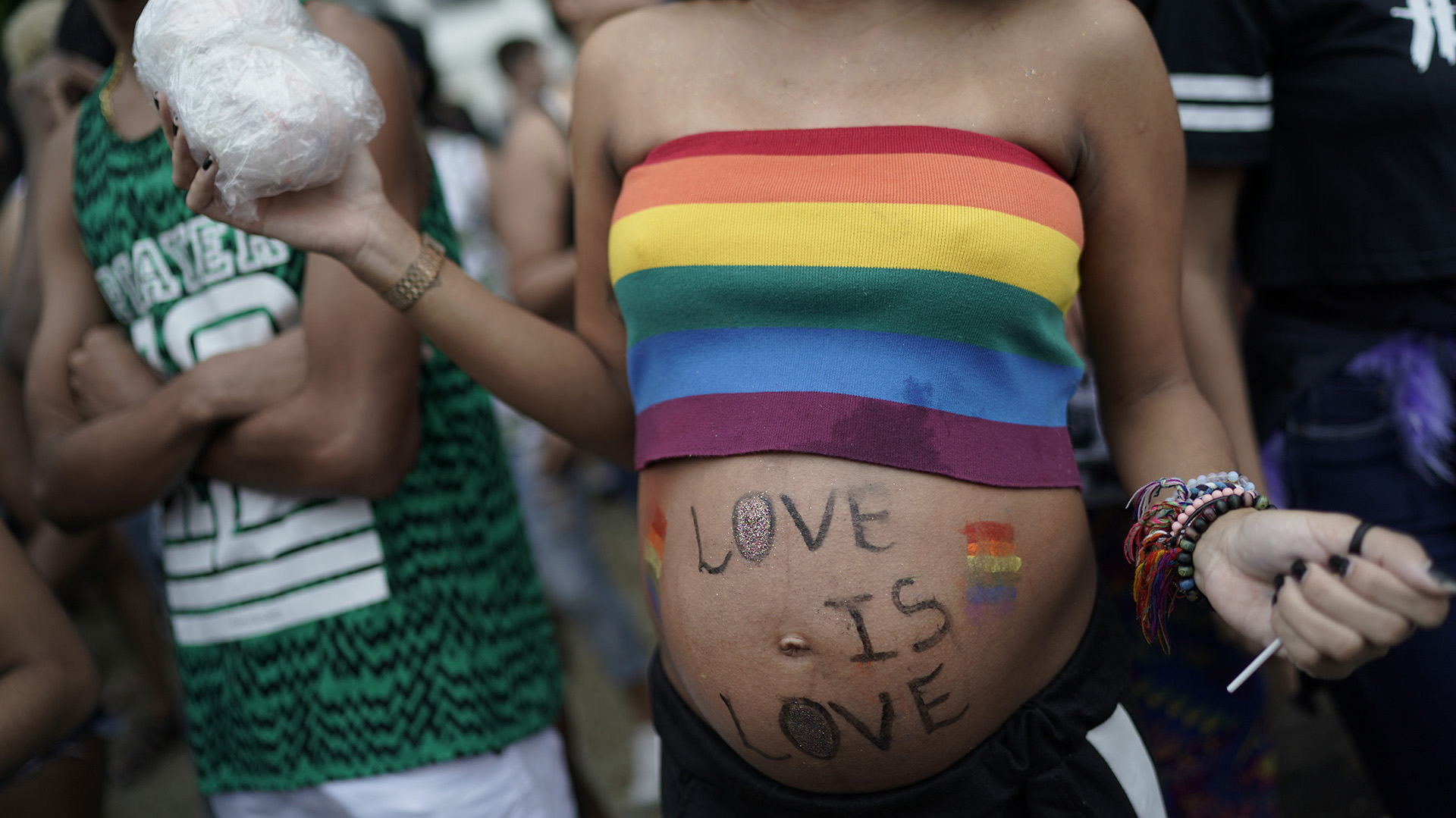 Una mujer embarazada asiste al desfile anual del orgullo gay. (Foto AP / Leo Correa)
