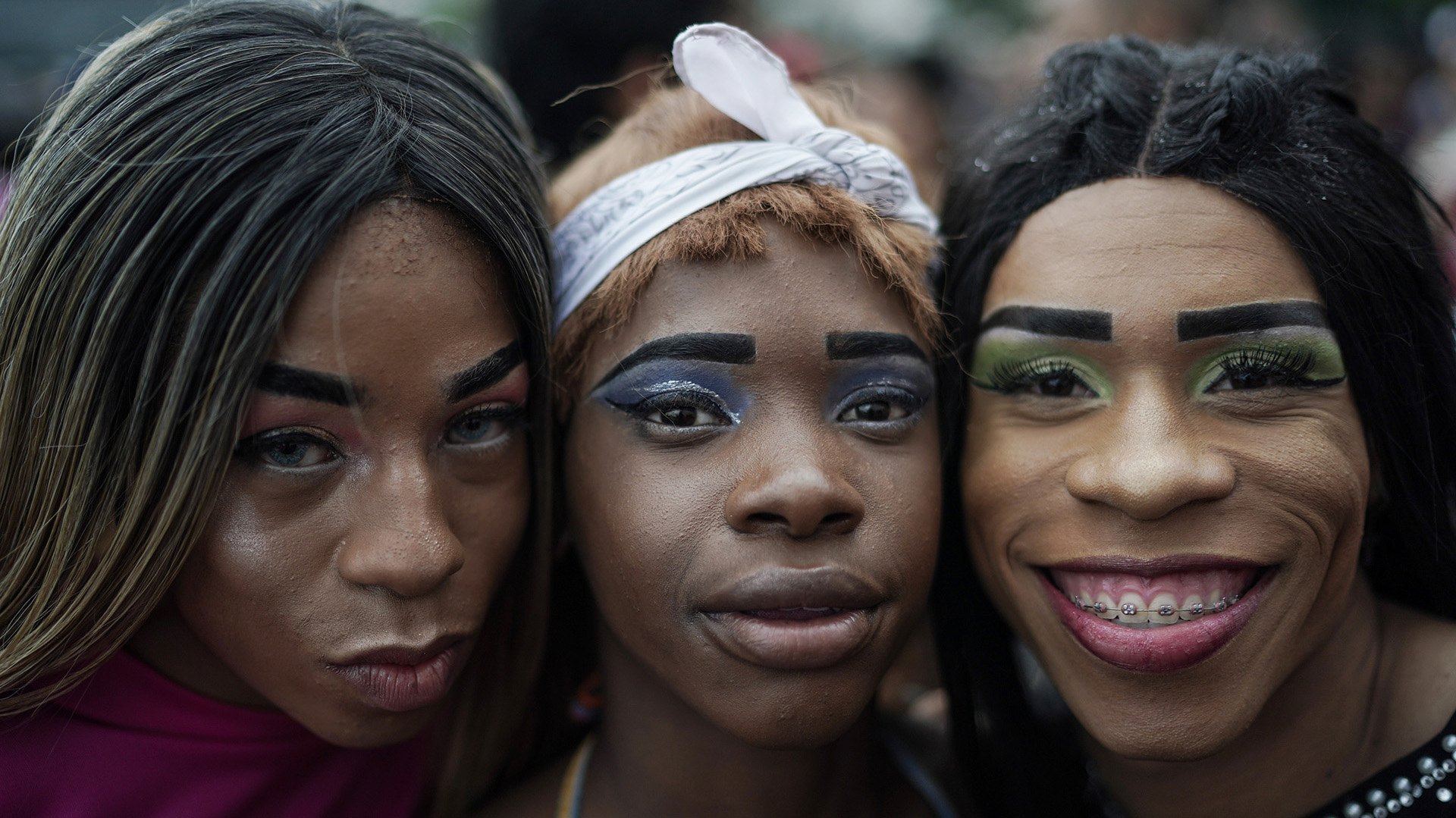 Una mujeres trans posan para una foto. (Foto AP / Leo Correa)