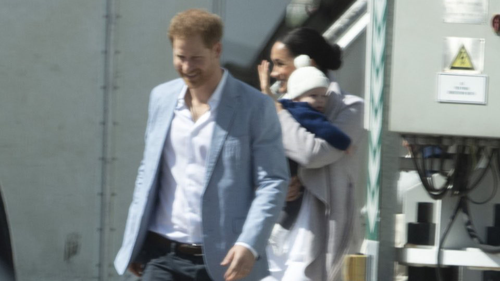Meghan Markle y el príncipe Harry llegaron en un avión comercial junto a su bebé (Twitter: @CarolynDurand)