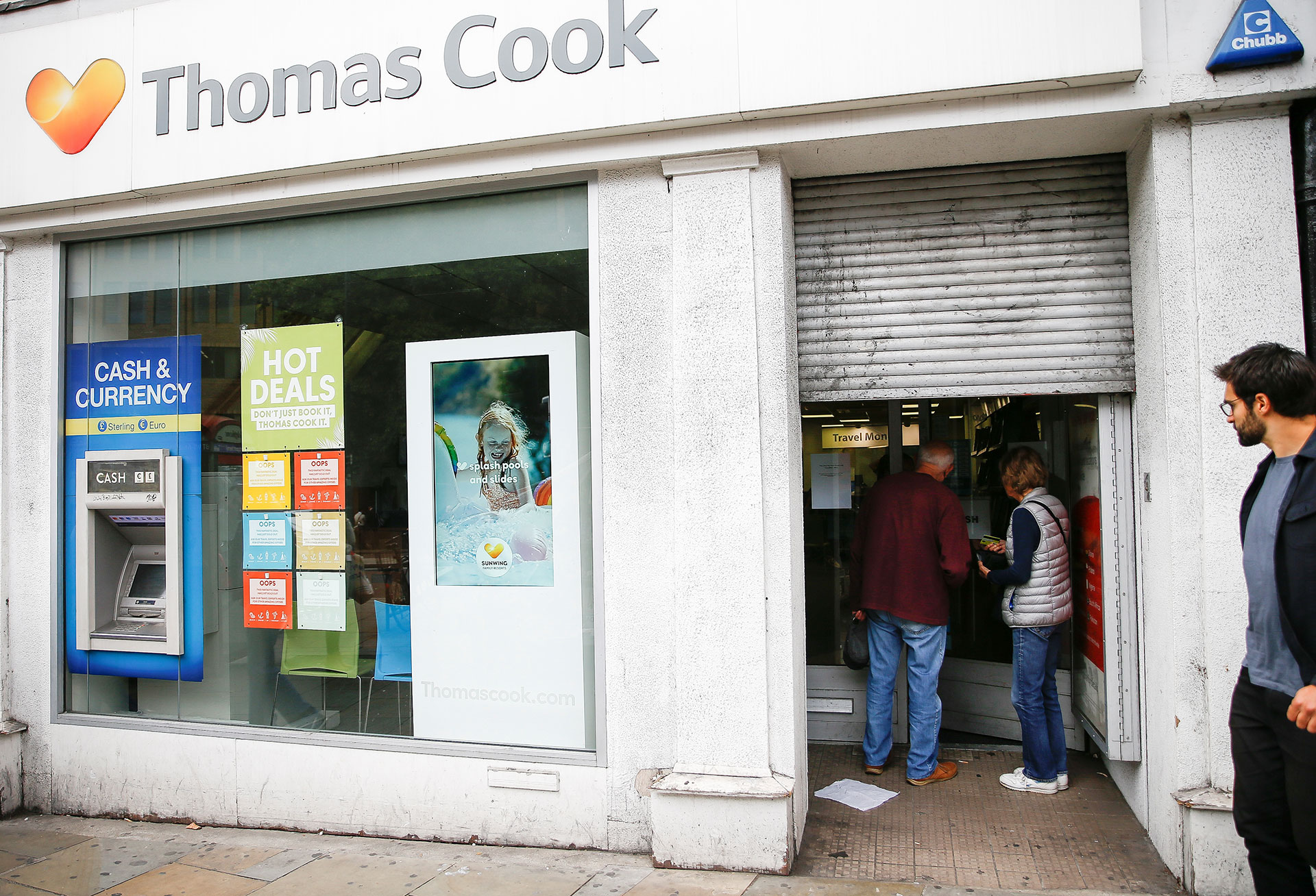 Algunos clientes se acercaron a las oficinas londinenses para intentar obtener algún tipo de información