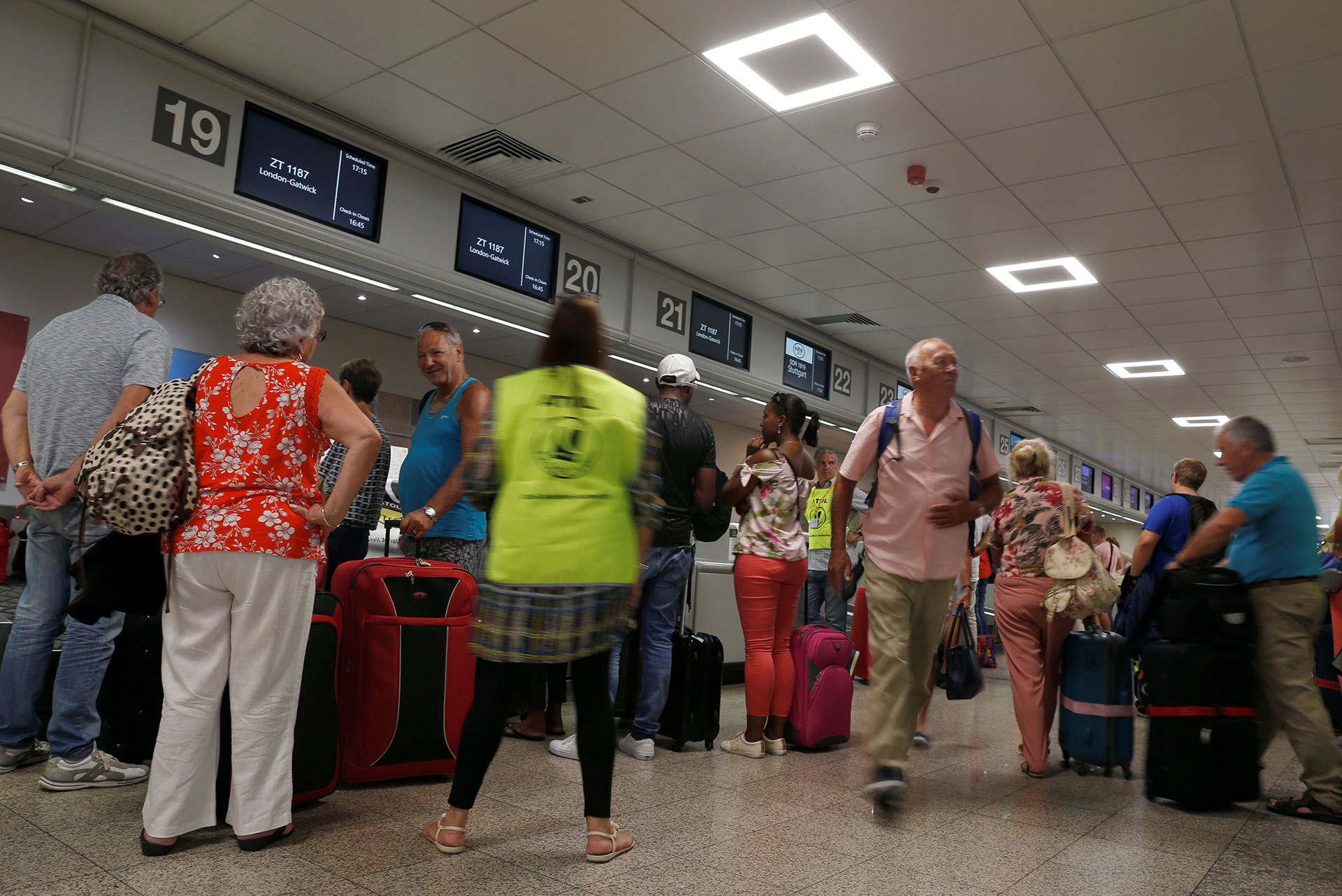 La compañía pionera de los viajes turísticos, de 178 años de antigüedad, negoció intensamente durante todo el fin de semana en busca de una inyección de 200 millones de libras –unos 250 millones de dólares– para evitar el colapso. Pero fracasó y el lunes tuvo que cerrar repentinamente