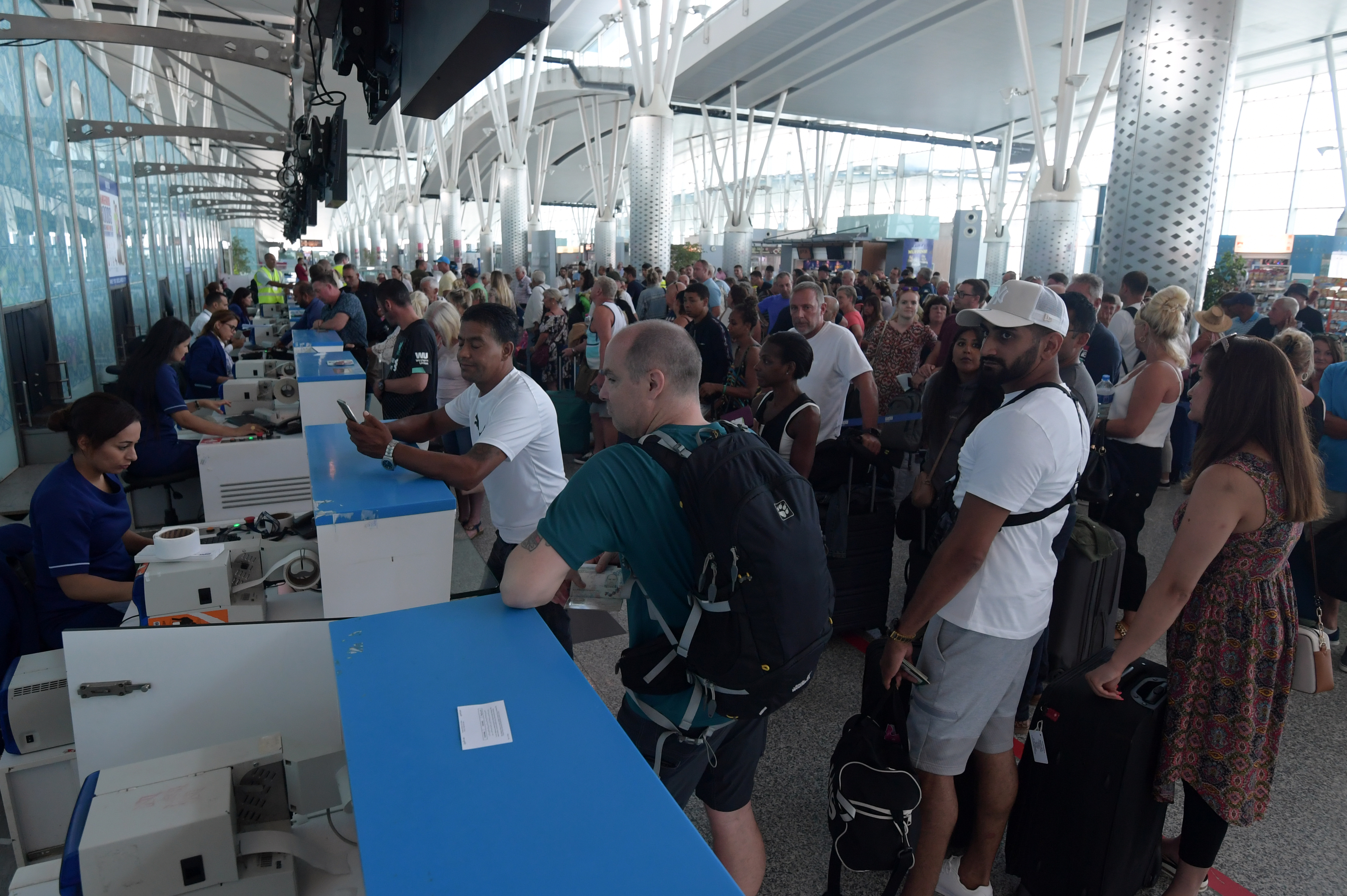 Filas de pasajeros en un aeropuerto de Túnez
